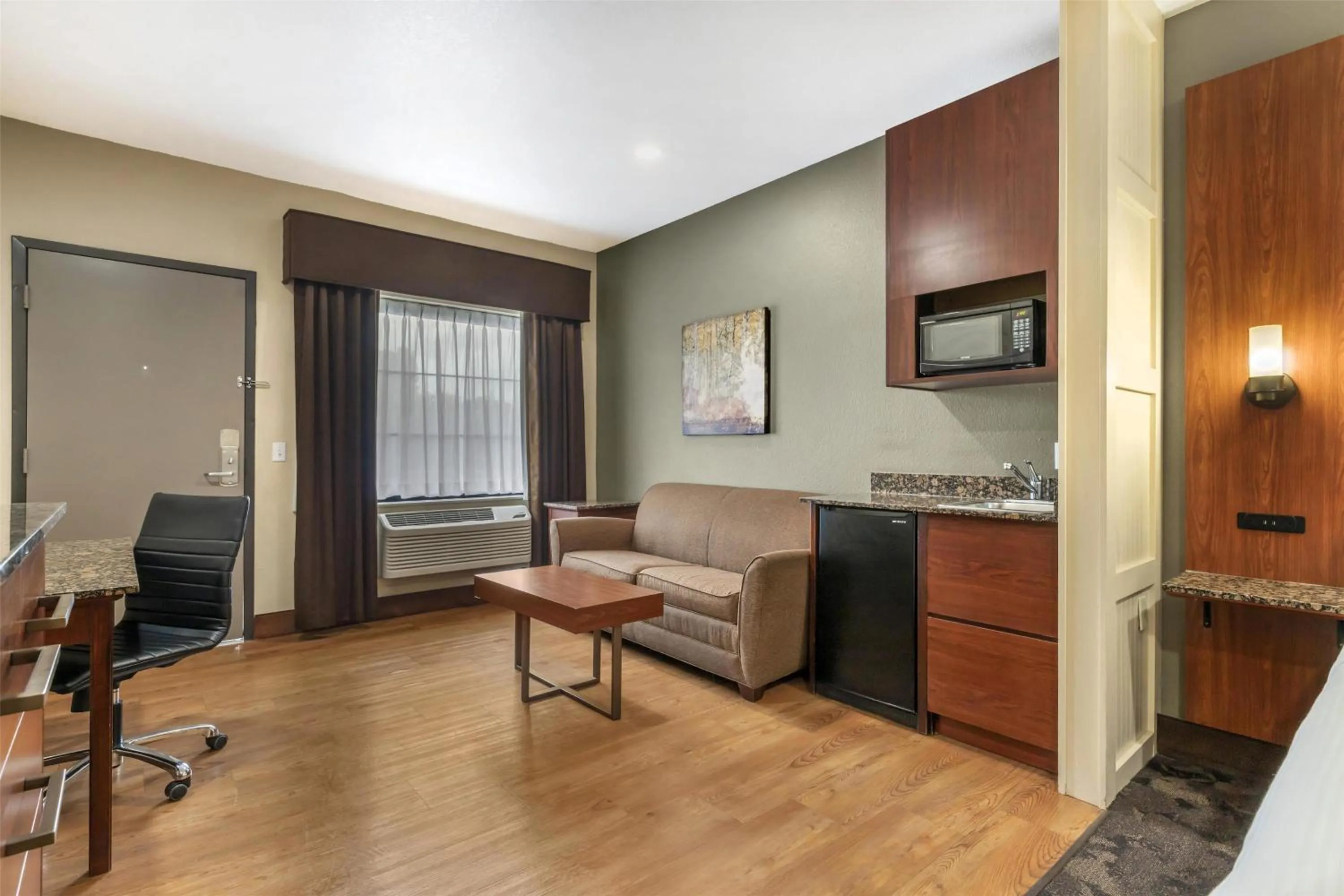 Photo of the whole room in Best Western Plus Oklahoma City Yukon