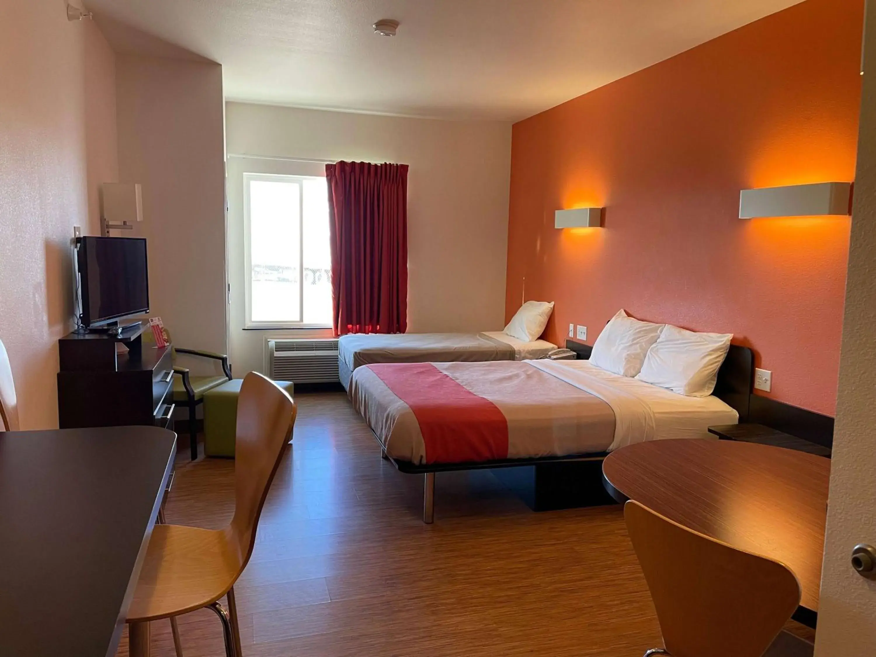 Studio with One Single Bed, Tub with Grab Bars and Kitchenette - Mobility Accessible/Non-Smoking in Baymont by Wyndham Williston Studio with One Single Bed, Tub with Grab Bars and Kitchenette - Mobility Accessible/Non-Smoking in Baymont by Wyndham Williston