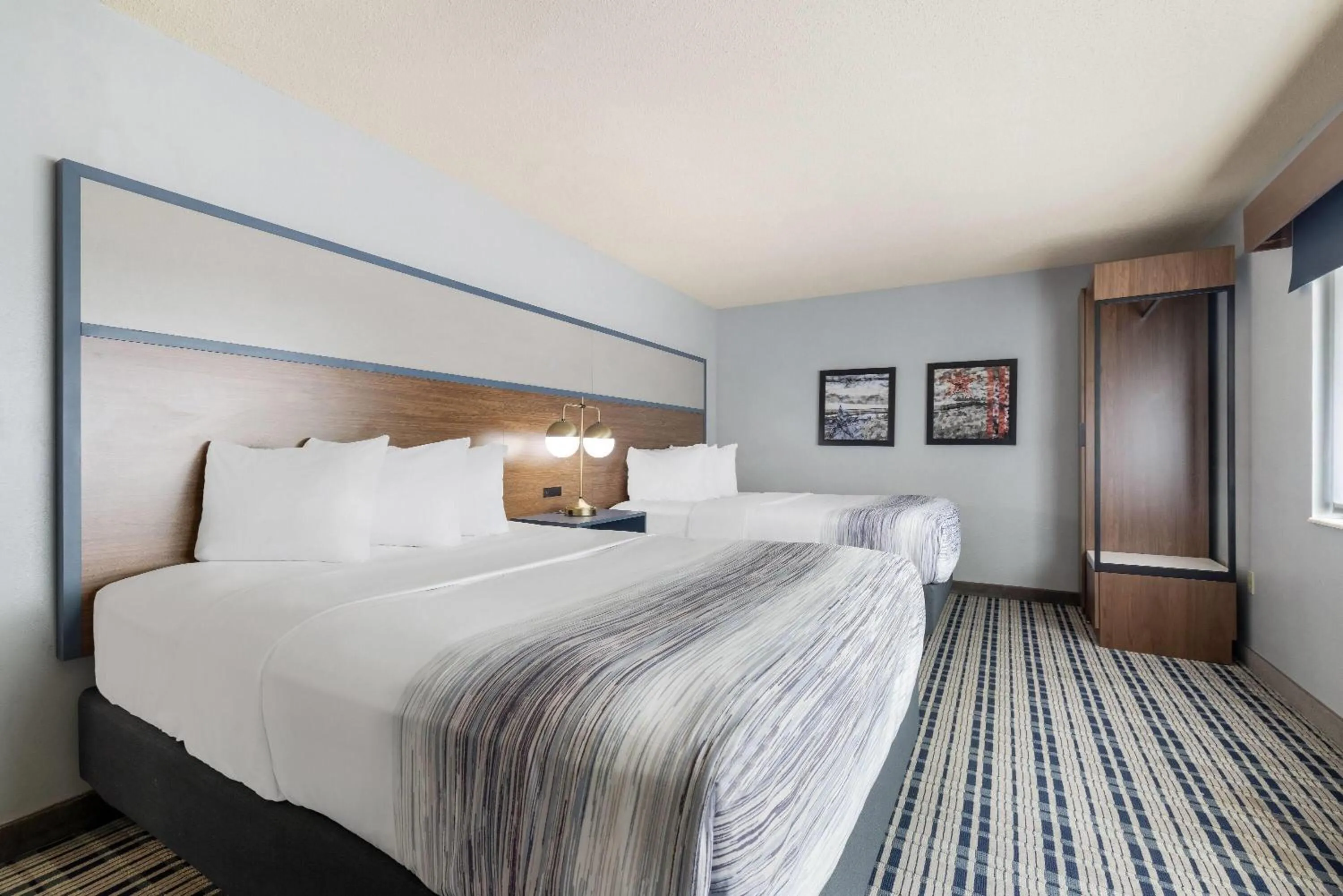 Photo of the whole room, Bed in AmericInn by Wyndham Chamberlain Conference Center