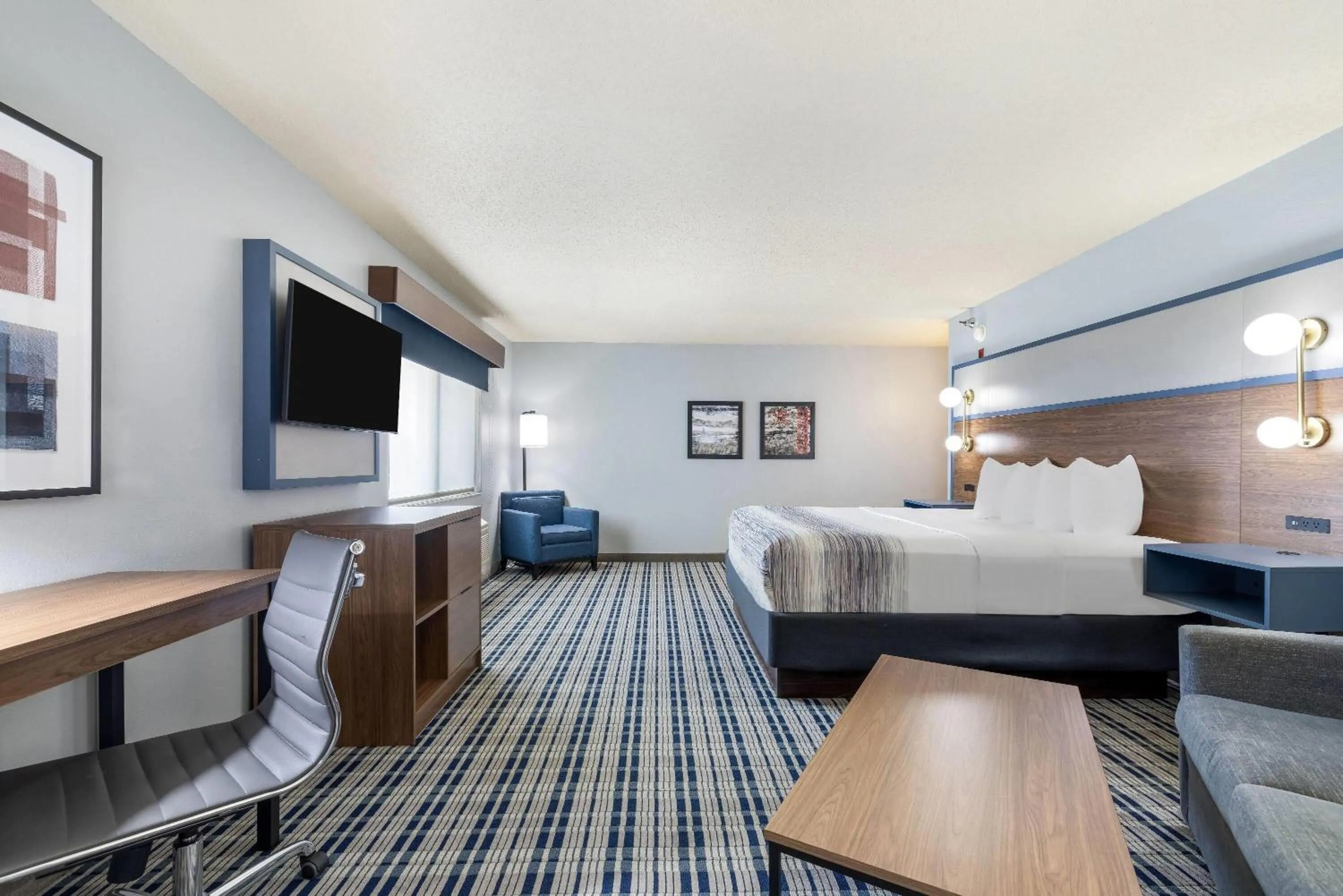 Photo of the whole room, Bed in AmericInn by Wyndham Chamberlain Conference Center