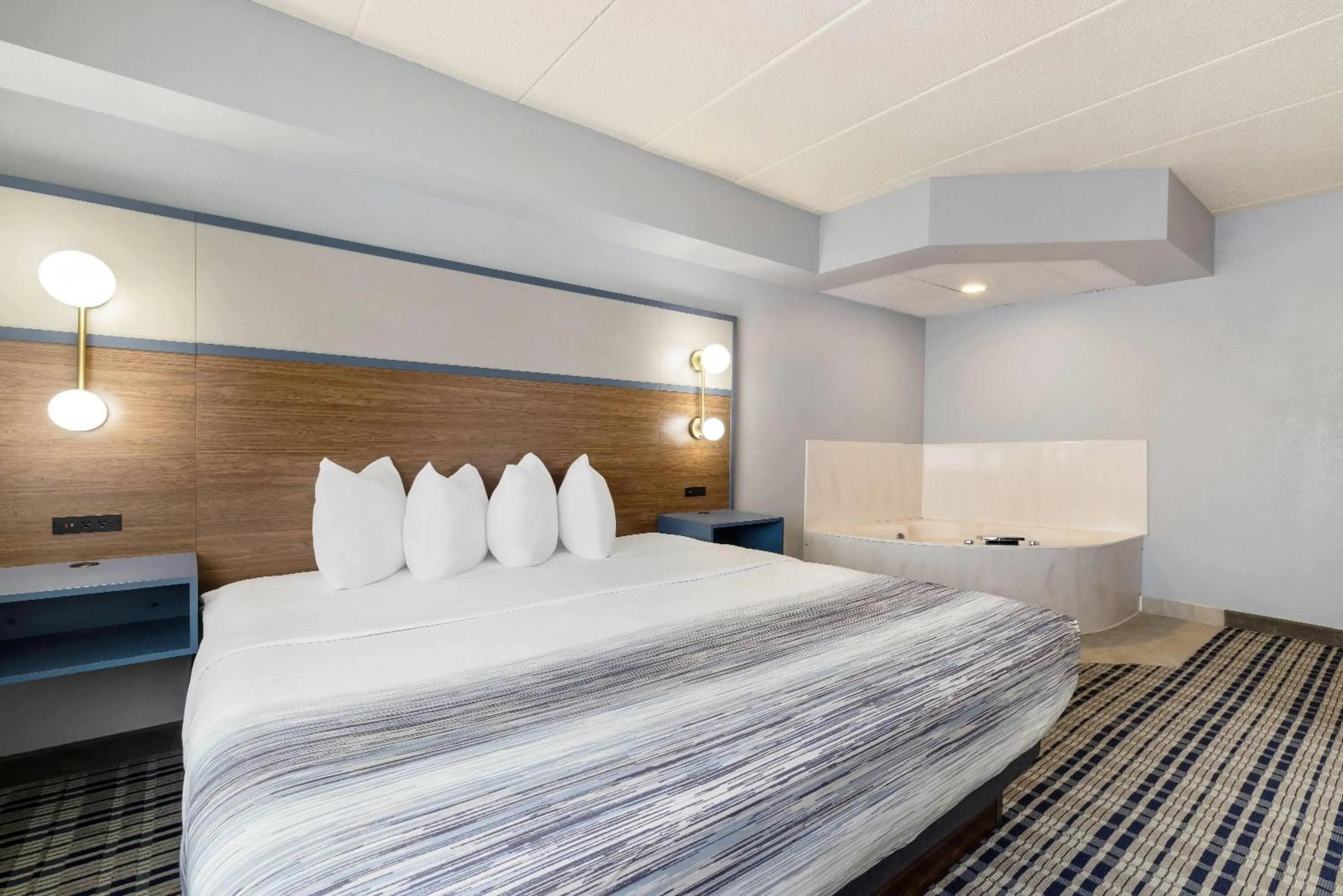 Photo of the whole room, Bed in AmericInn by Wyndham Chamberlain Conference Center