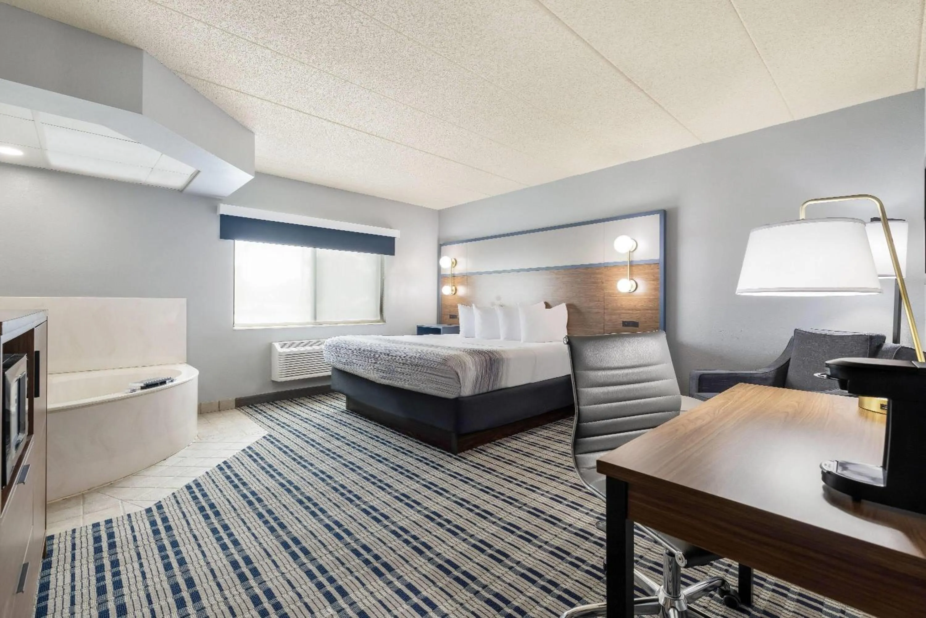 Photo of the whole room, Bed in AmericInn by Wyndham Chamberlain Conference Center