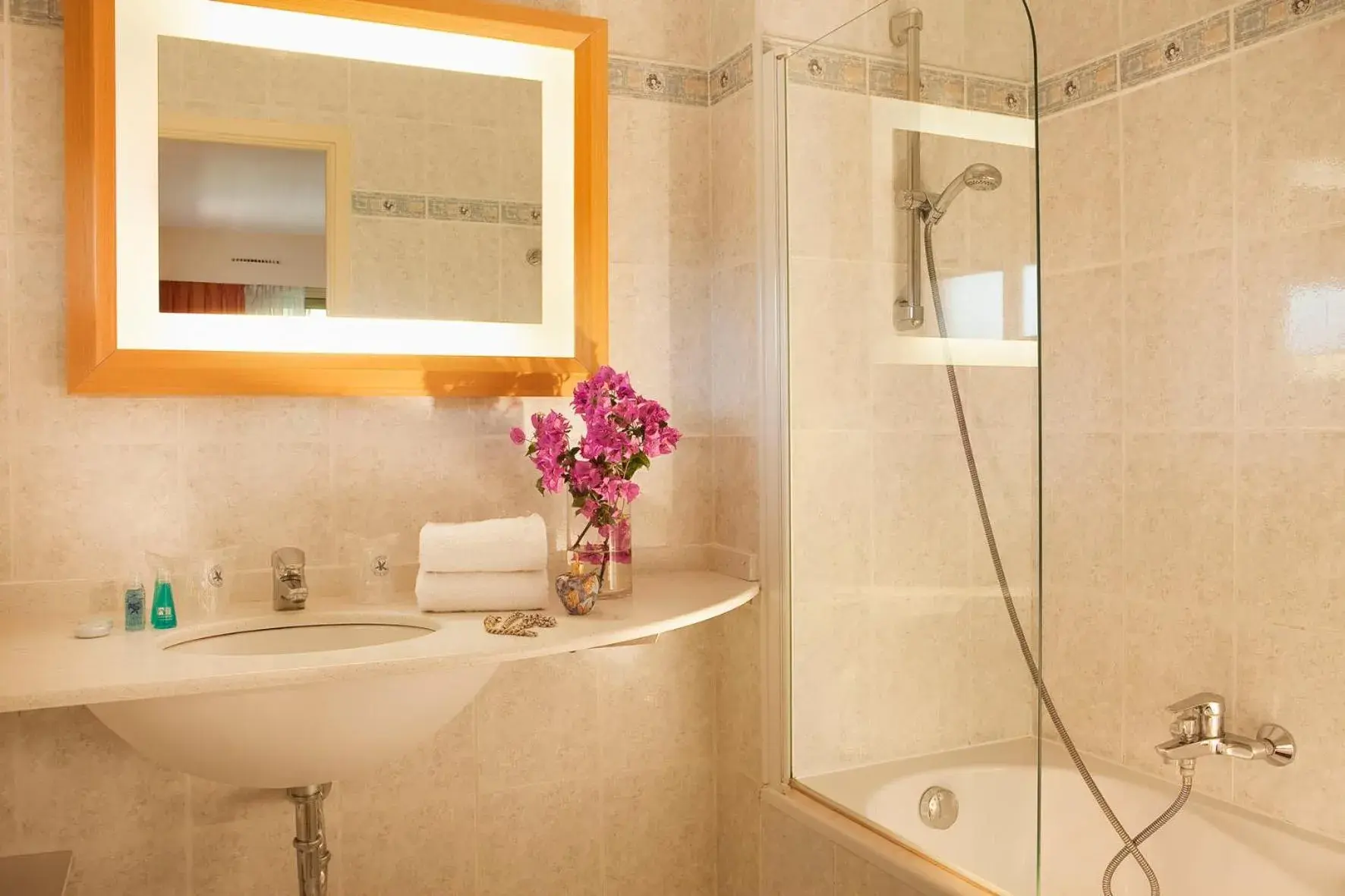 Comfort Room in The Originals Boutique, Hôtel Les Strélitzias Comfort Room in The Originals Boutique, Hôtel Les Strélitzias