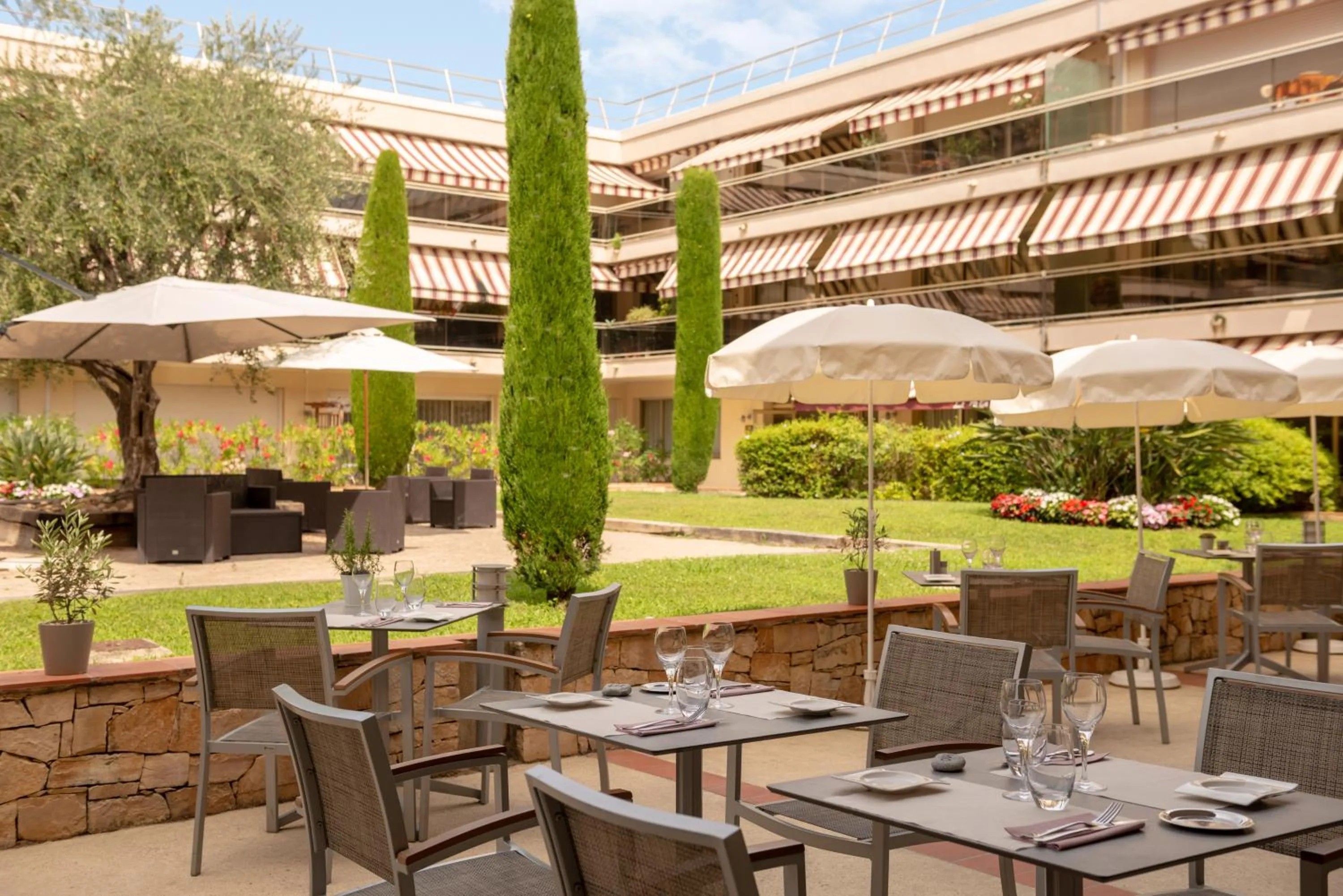 Patio in The Originals Boutique, Hôtel Les Strélitzias