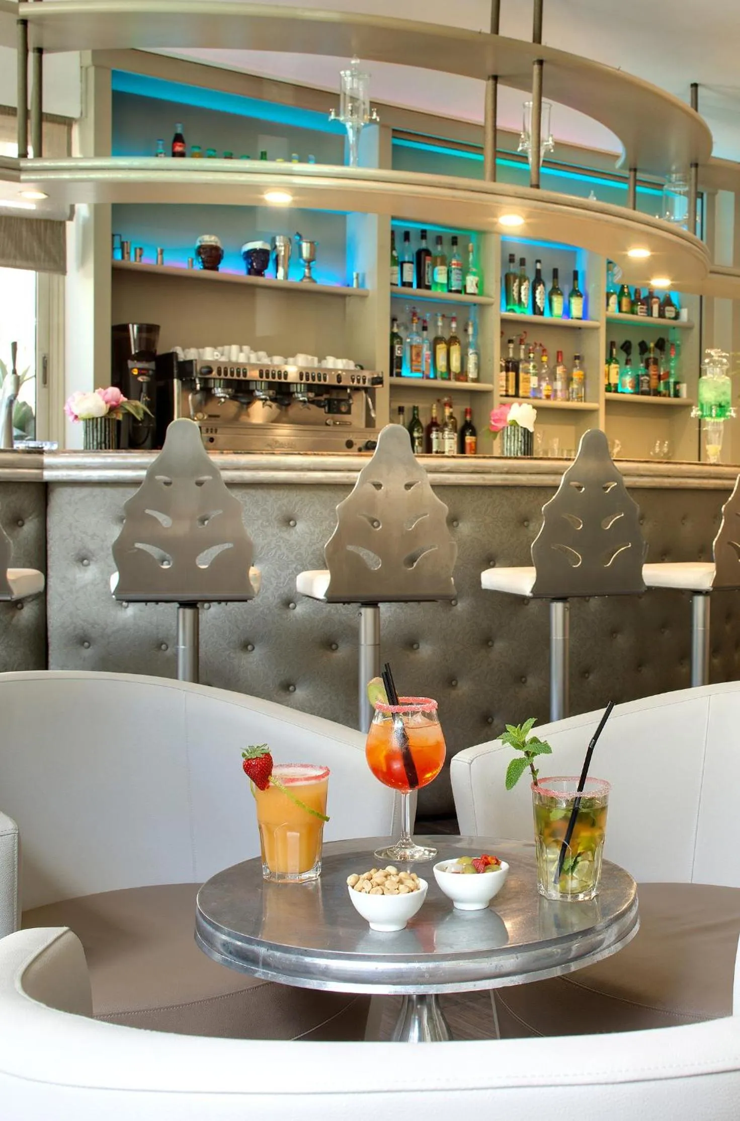 Lounge or bar in The Originals Boutique, Hôtel Les Strélitzias