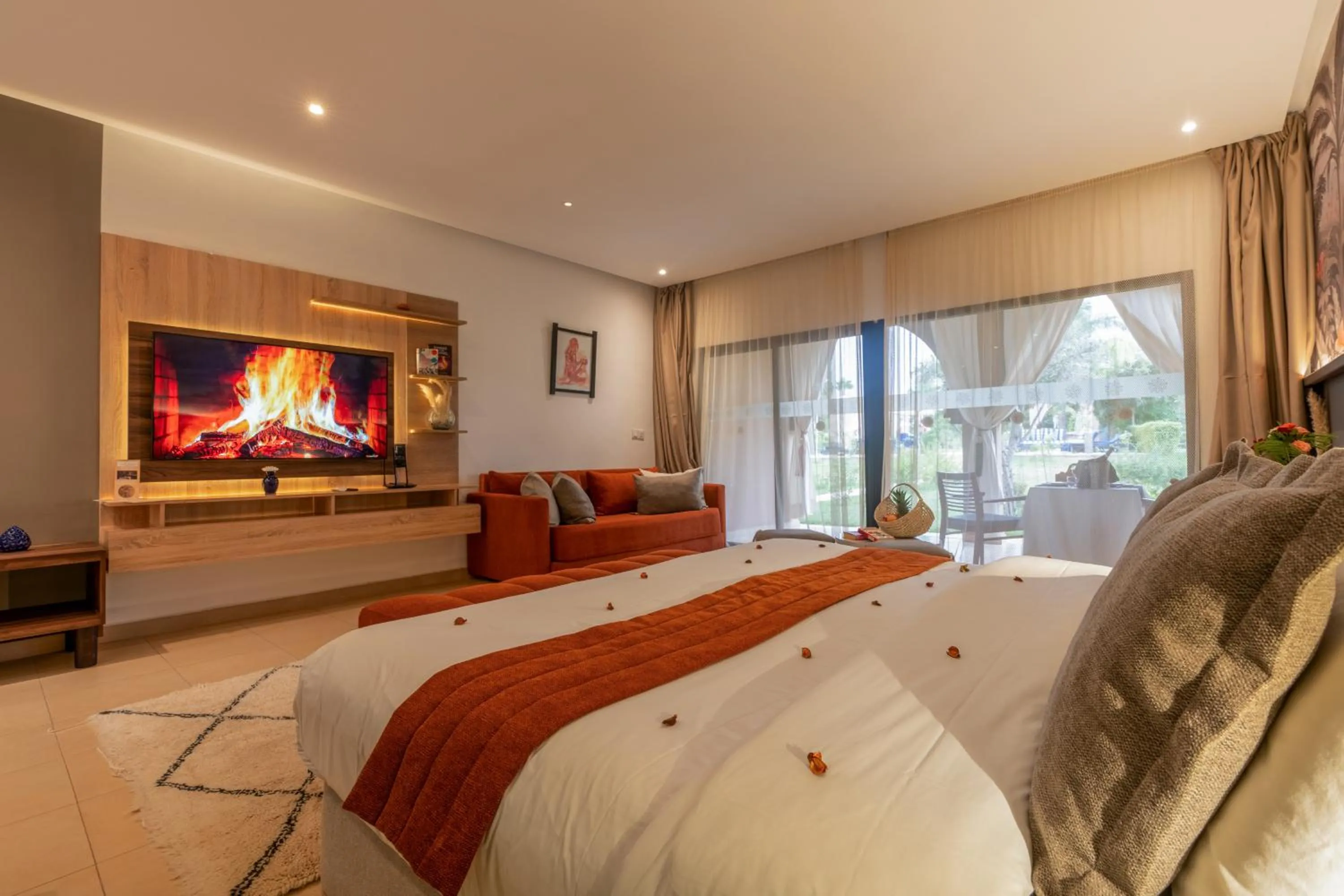 TV and multimedia, Bed in Taj Atlas Wellness Boutique Hôtel & Spa