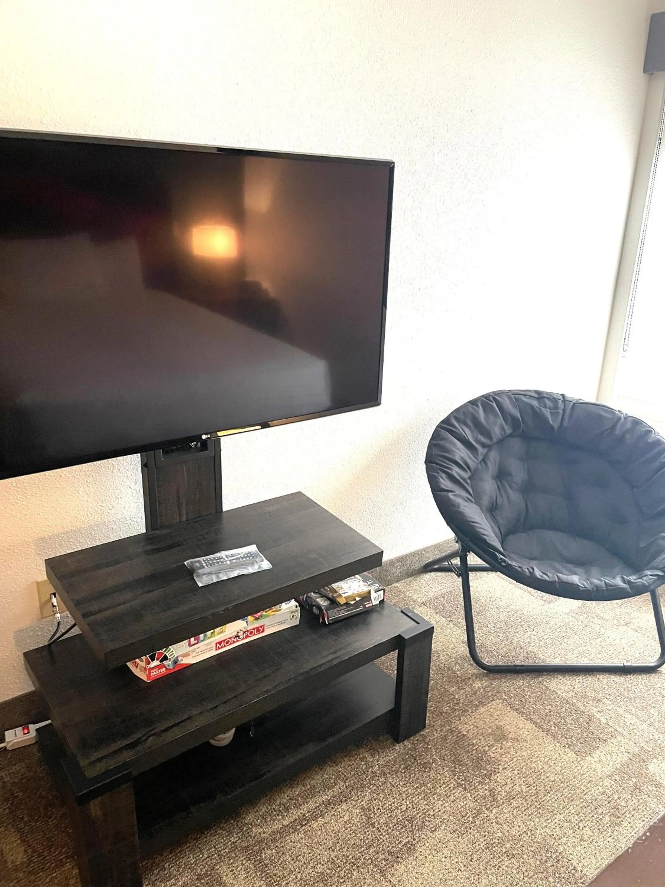 TV and multimedia in Boothill Inn and Suites