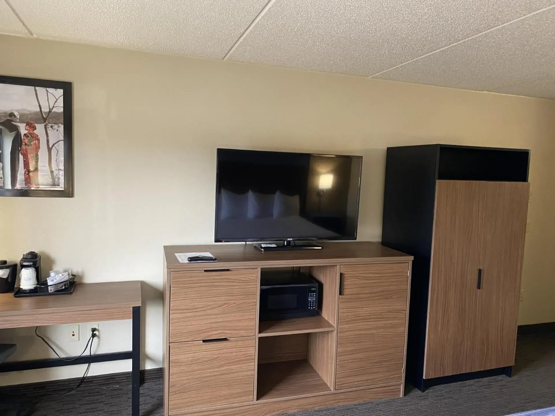 Deluxe King Room - Mobility Access/Non-Smoking in AmericInn by Wyndham Greenville Deluxe King Room - Mobility Access/Non-Smoking in AmericInn by Wyndham Greenville