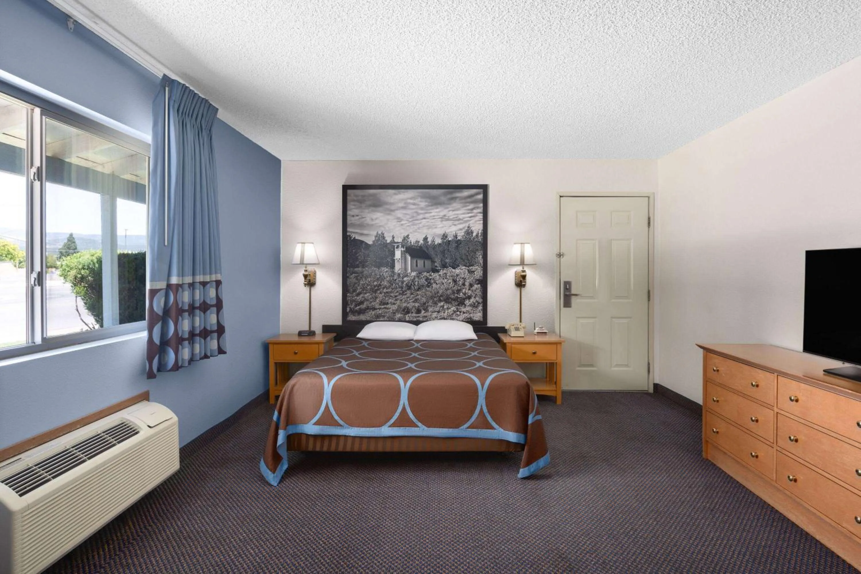 Photo of the whole room, Bed in Super 8 by Wyndham Susanville