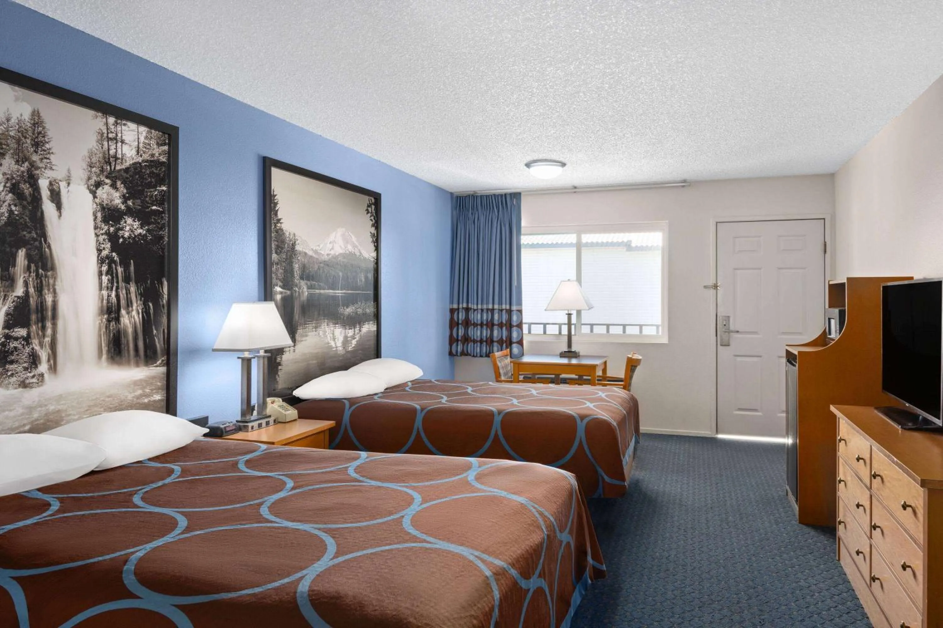 Photo of the whole room, Bed in Super 8 by Wyndham Susanville