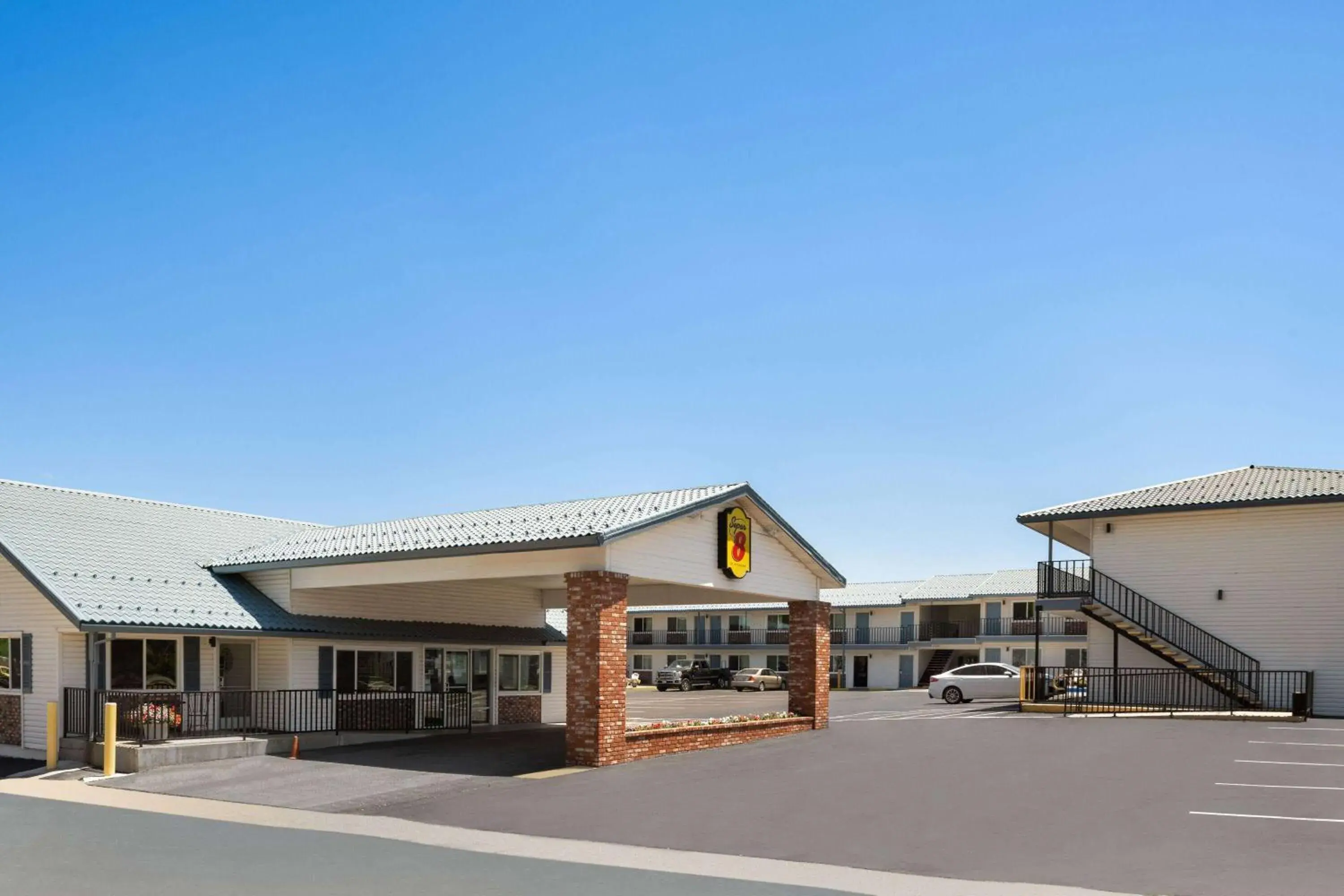 Property building in Super 8 by Wyndham Susanville Property building in Super 8 by Wyndham Susanville