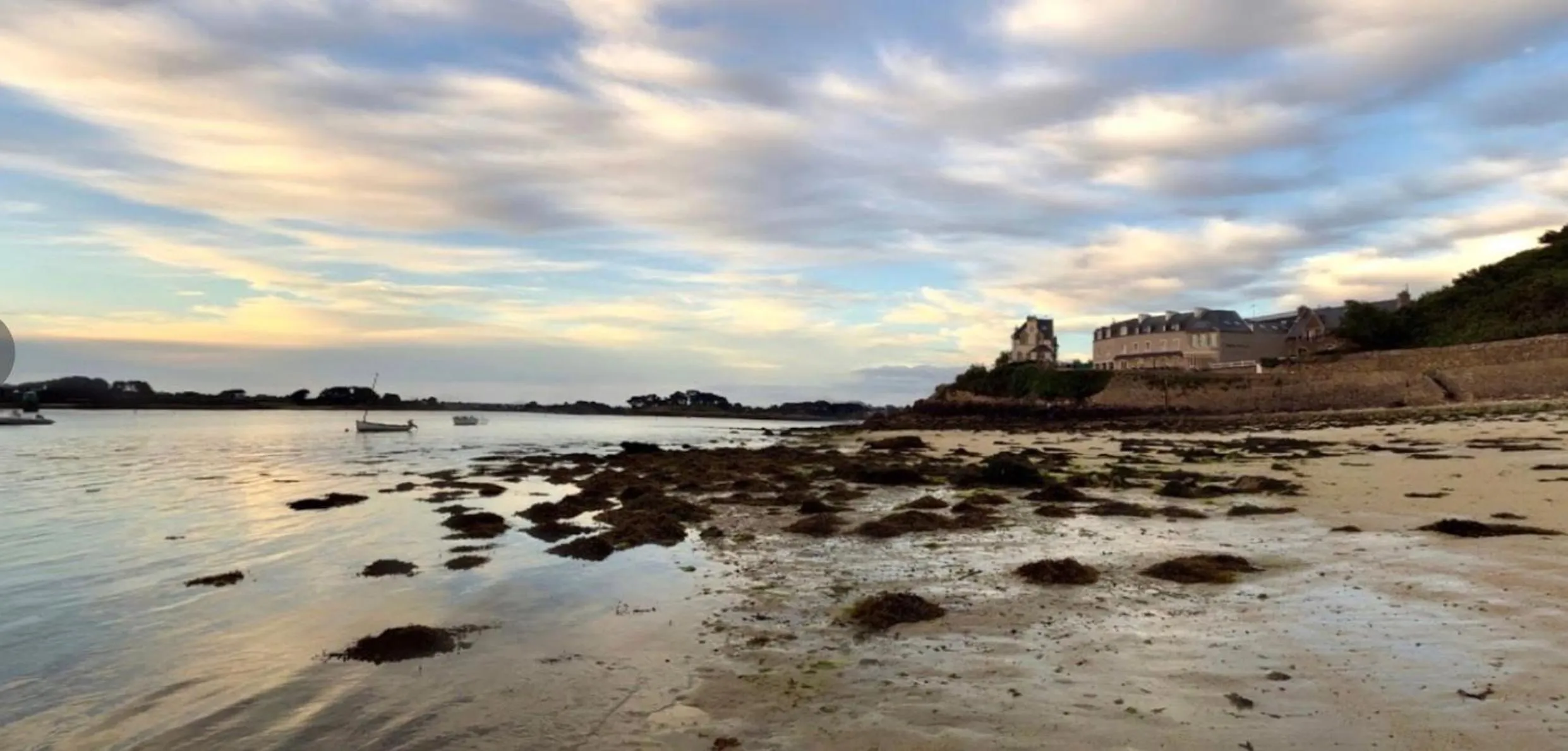 Beach in Hôtel La Baie des Anges, son SPA marin & sa piscine couverte et chauffée