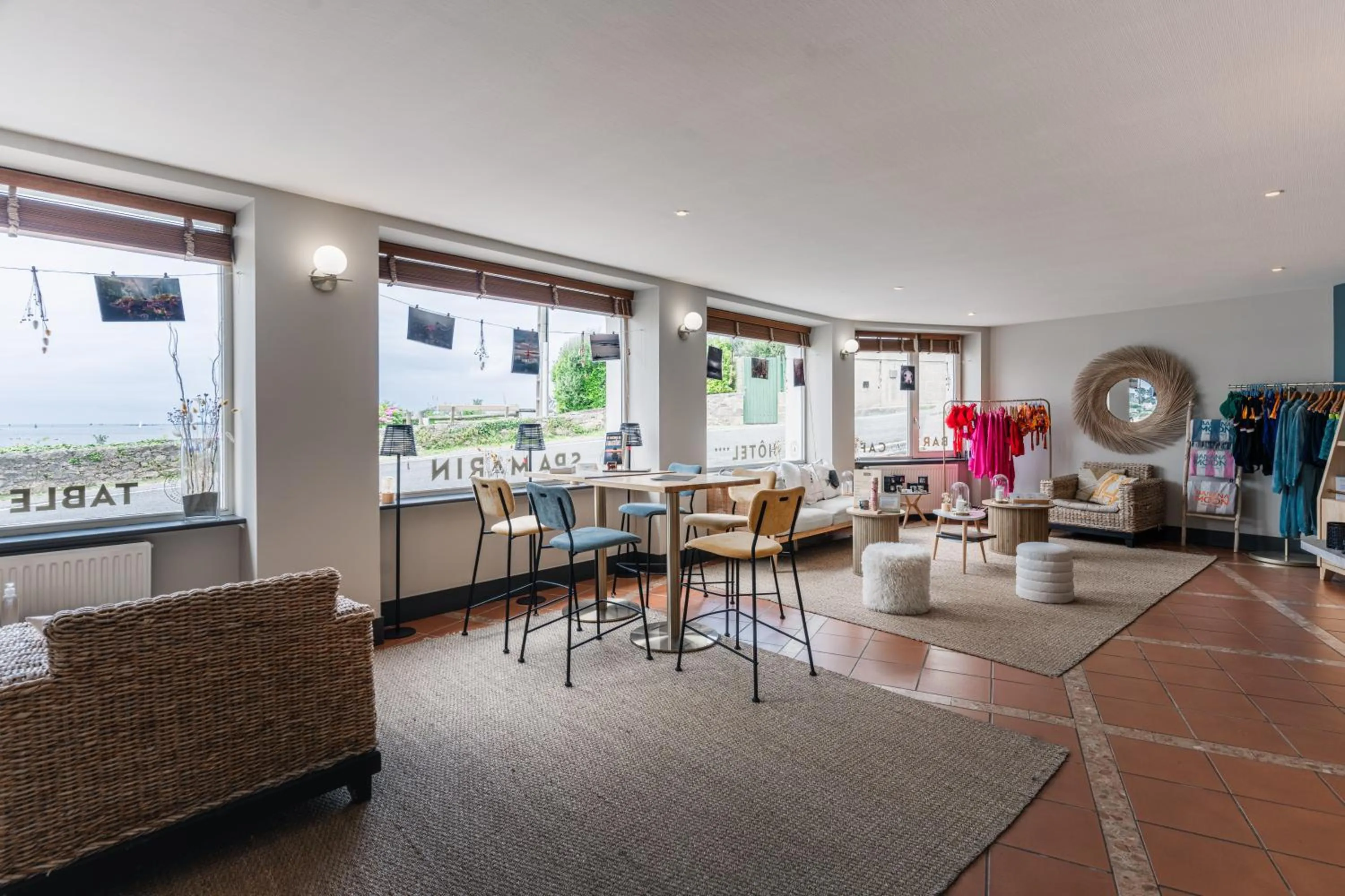 Living room in Hôtel La Baie des Anges, son SPA marin & sa piscine couverte et chauffée