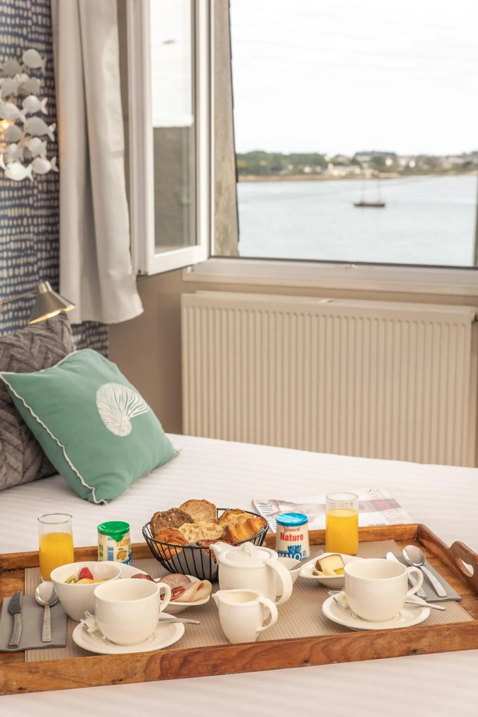 Sea view in Hôtel La Baie des Anges, son SPA marin & sa piscine couverte et chauffée Sea view in Hôtel La Baie des Anges, son SPA marin & sa piscine couverte et chauffée