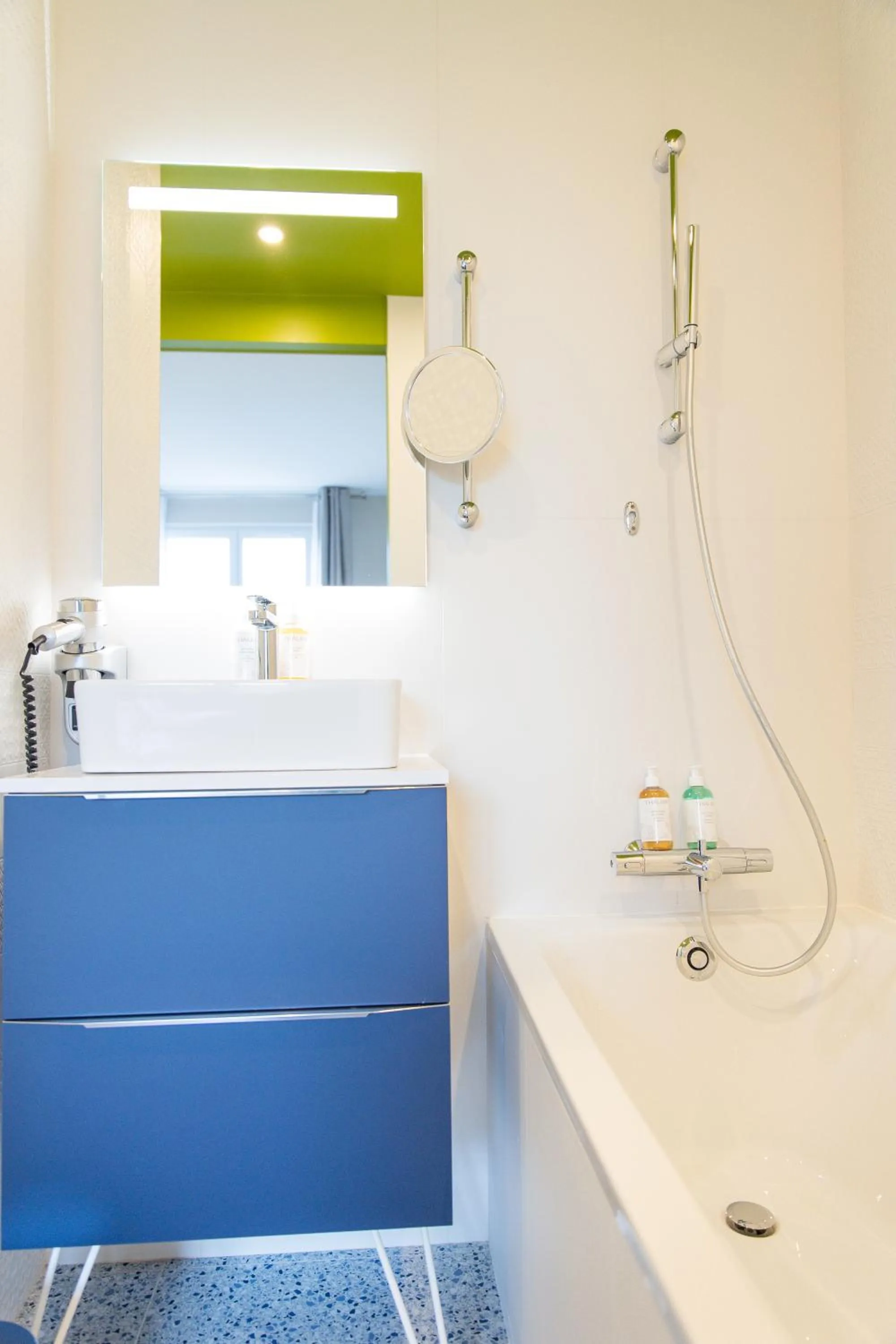 Bathroom in Hôtel La Baie des Anges, son SPA marin & sa piscine couverte et chauffée