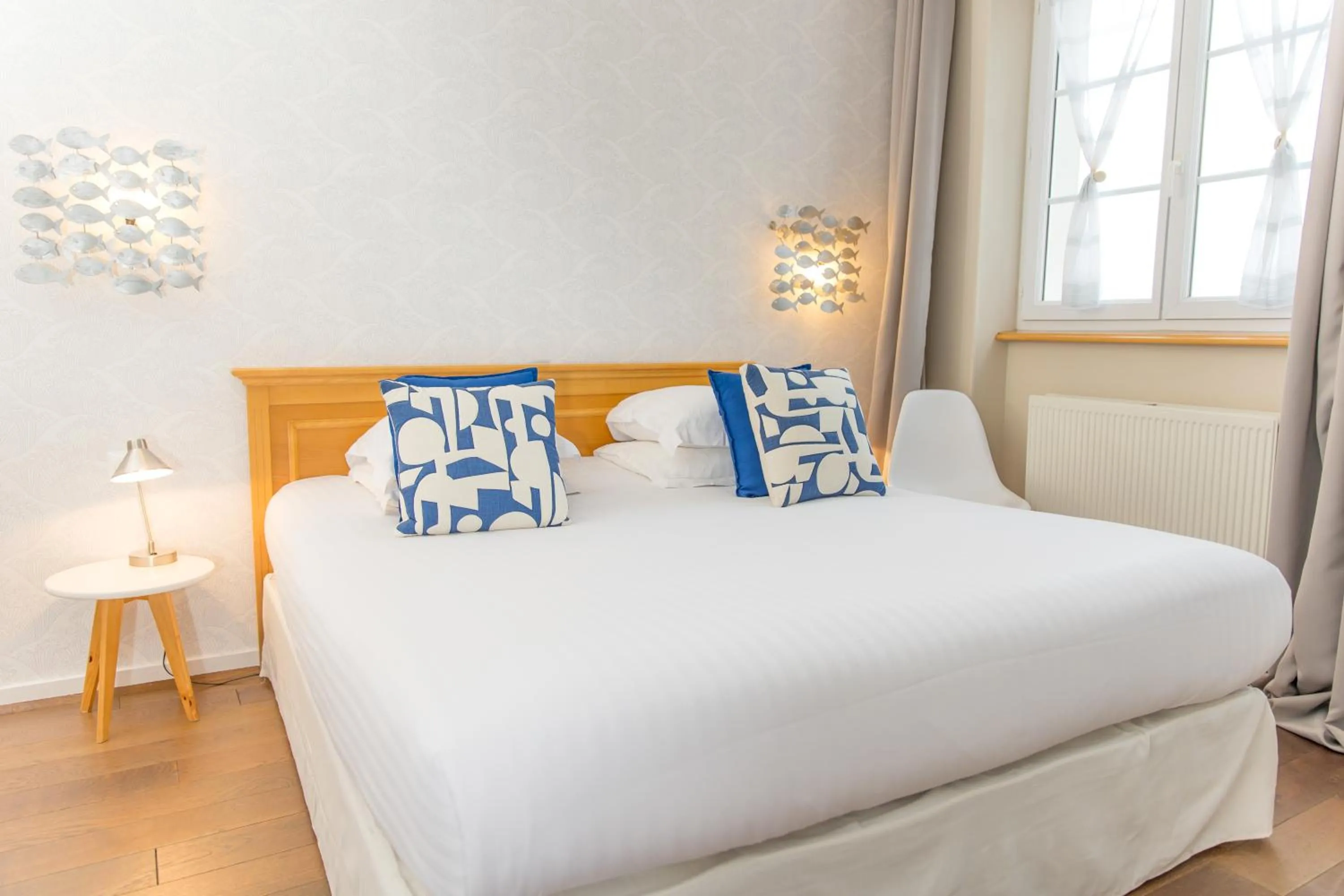 Bed in Hôtel La Baie des Anges, son SPA marin & sa piscine couverte et chauffée