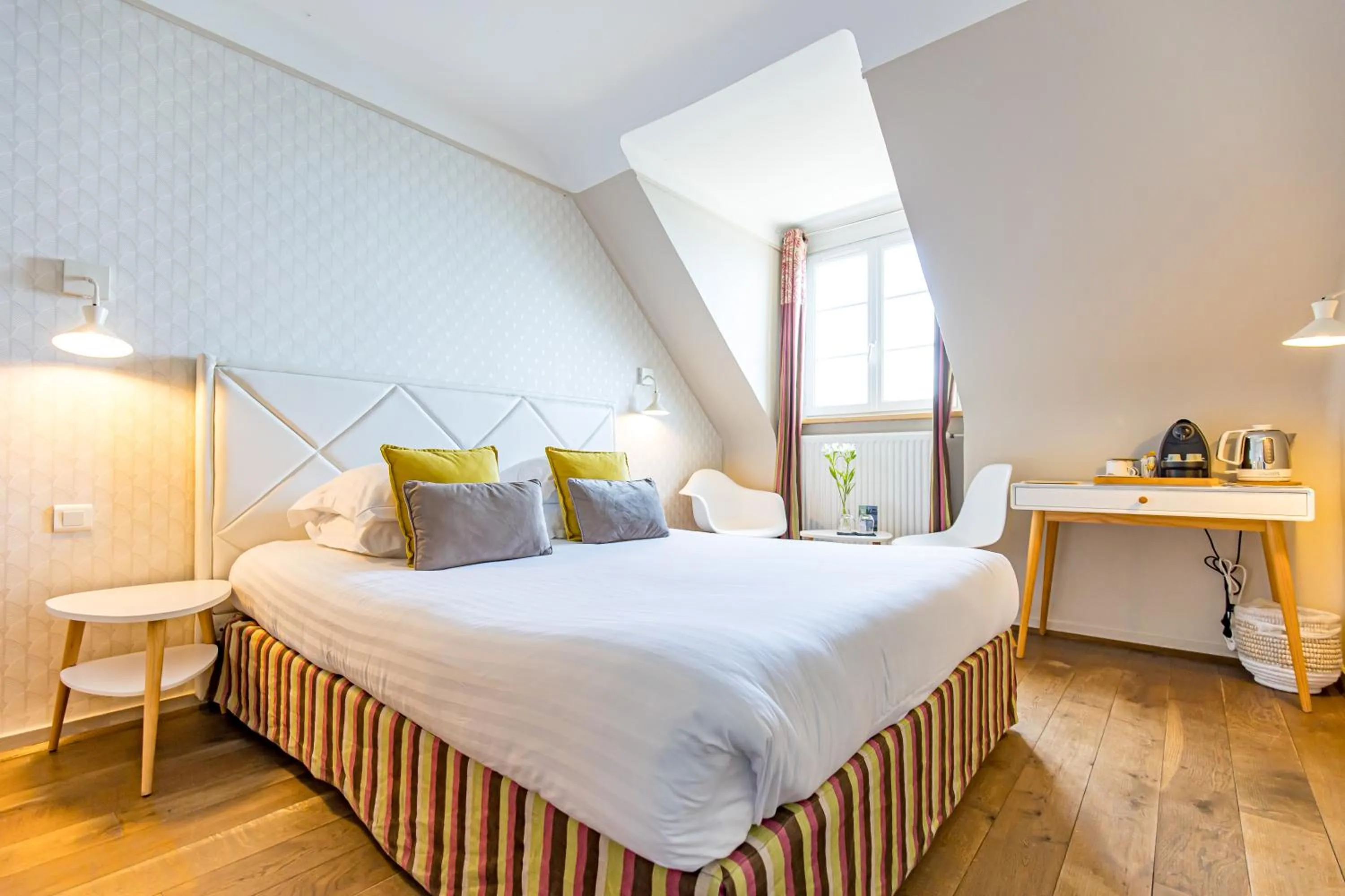 Coffee/tea facilities, Bed in Hôtel La Baie des Anges, son SPA marin & sa piscine couverte et chauffée