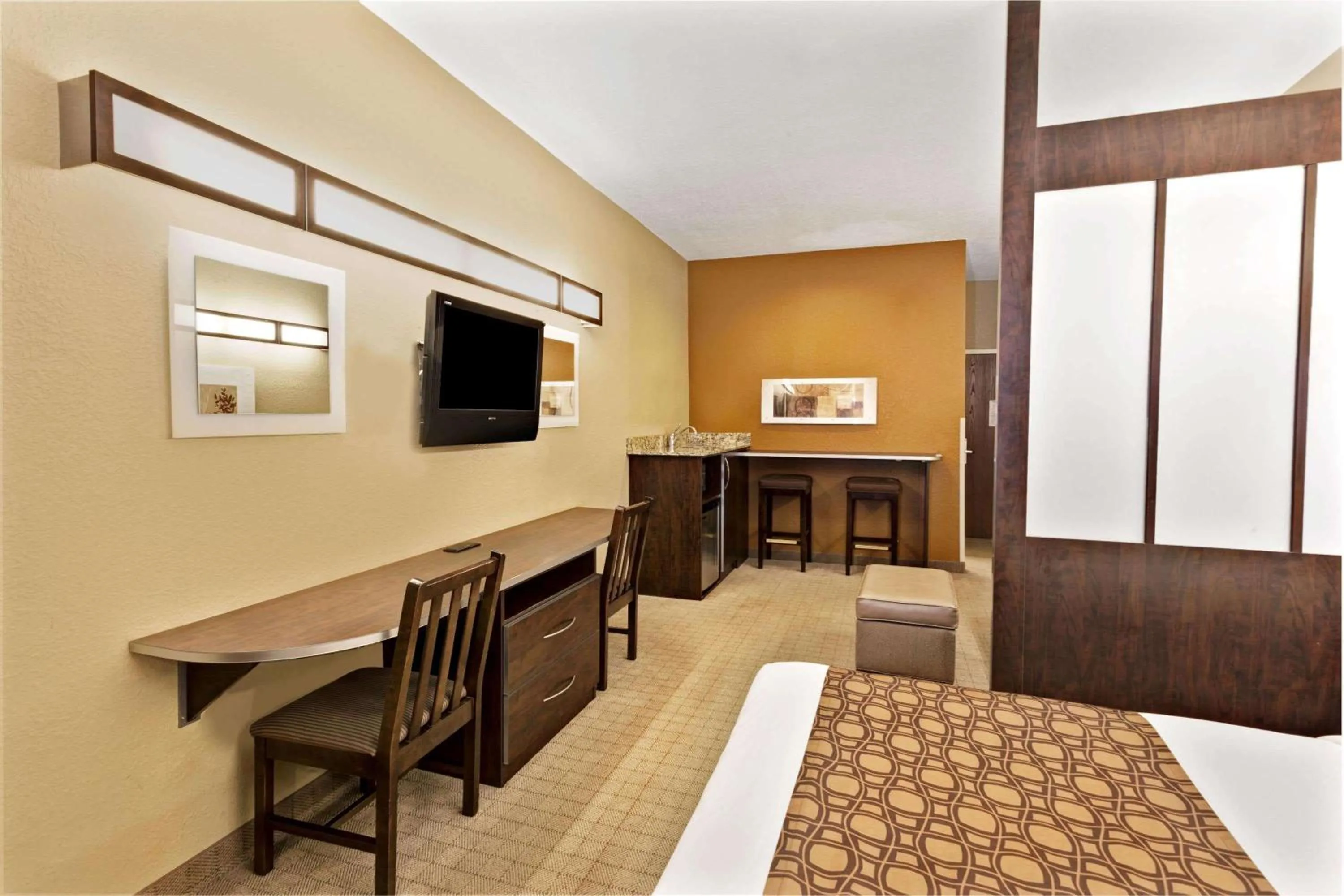 Photo of the whole room, Bed in Microtel Inn & Suites by Wyndham Woodstock/Atlanta North