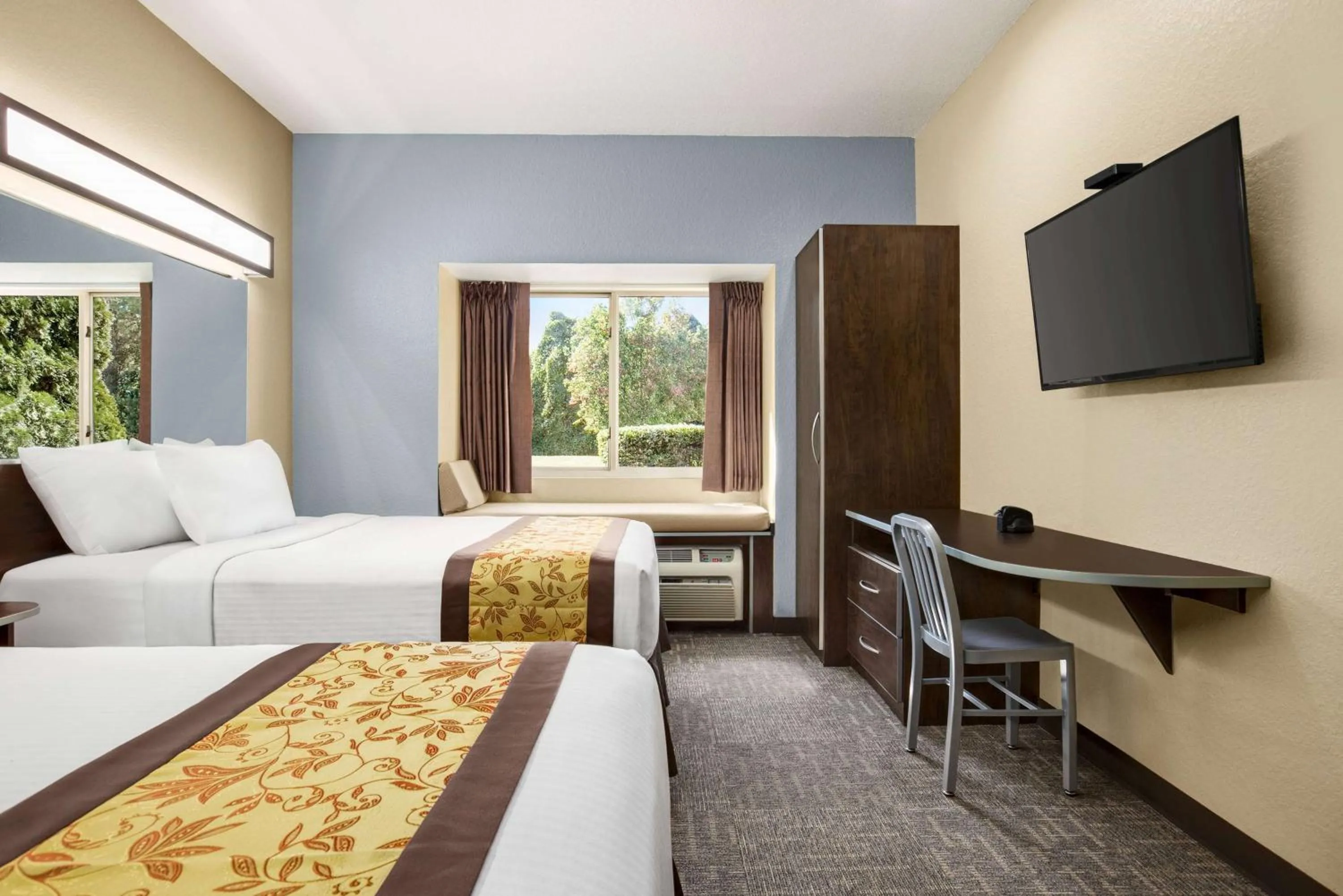 Photo of the whole room, Bed in Microtel Inn & Suites by Wyndham Woodstock/Atlanta North