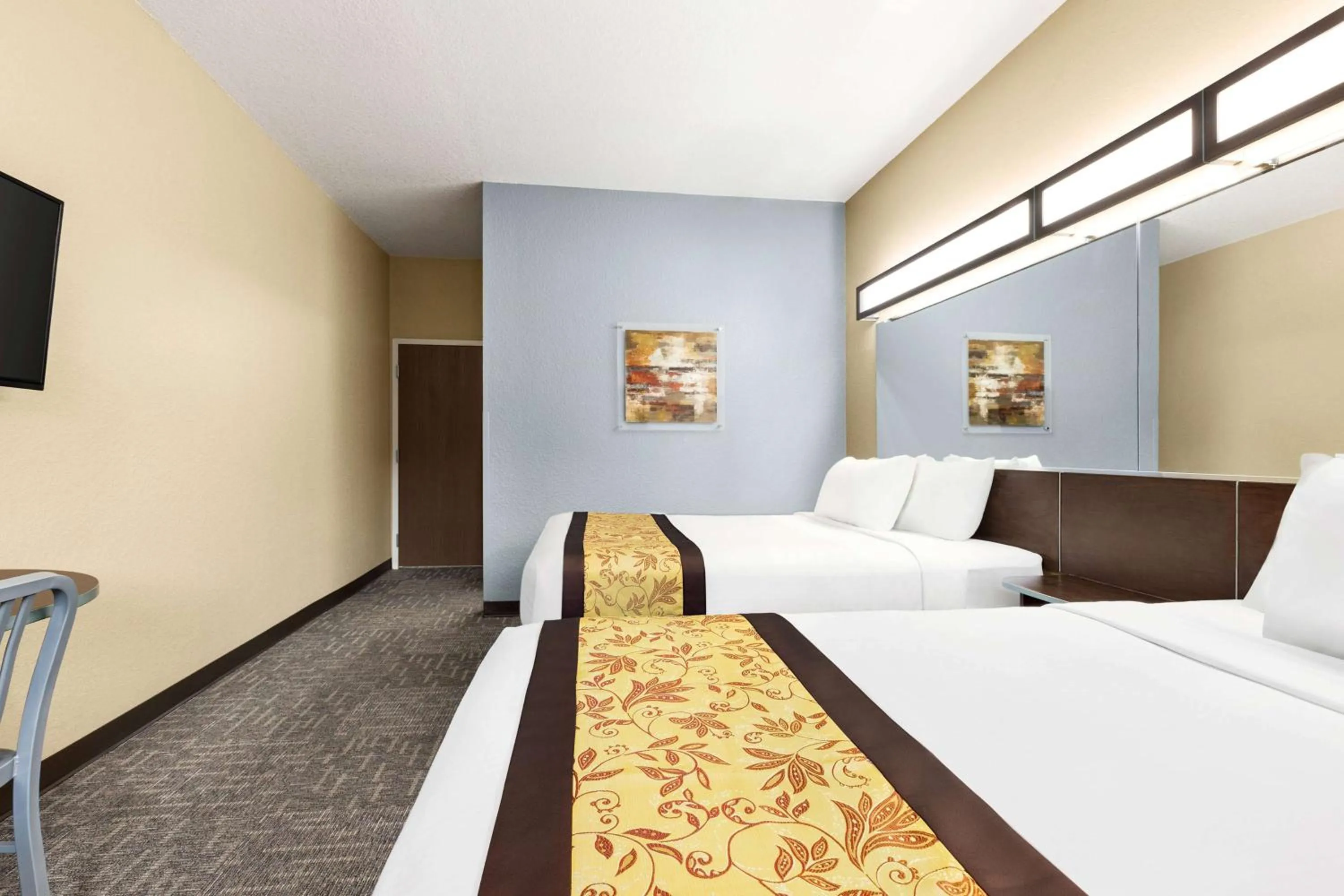 Photo of the whole room, Bed in Microtel Inn & Suites by Wyndham Woodstock/Atlanta North