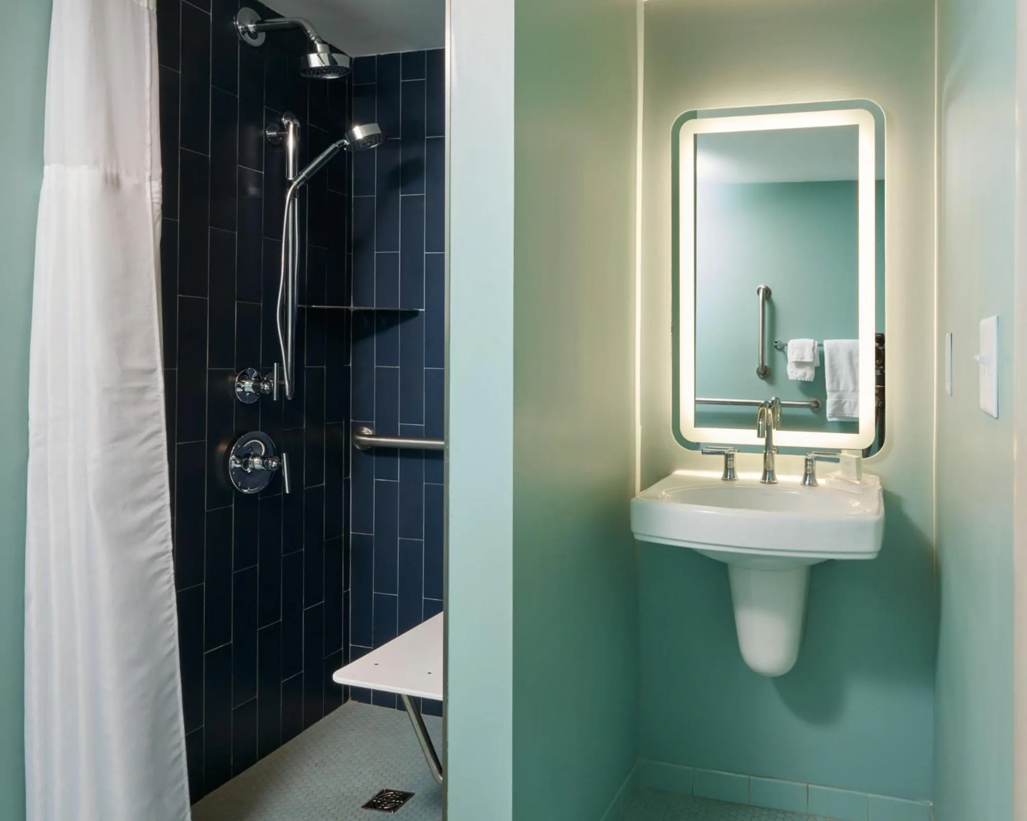 Shower in Colony House Motor Lodge