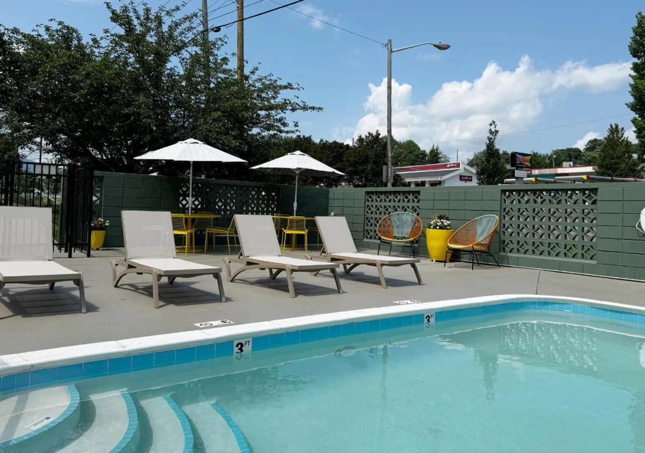 Pool view in Colony House Motor Lodge