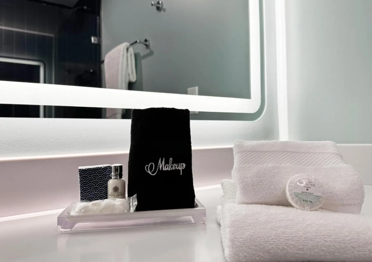 Bathroom, Bed in Colony House Motor Lodge