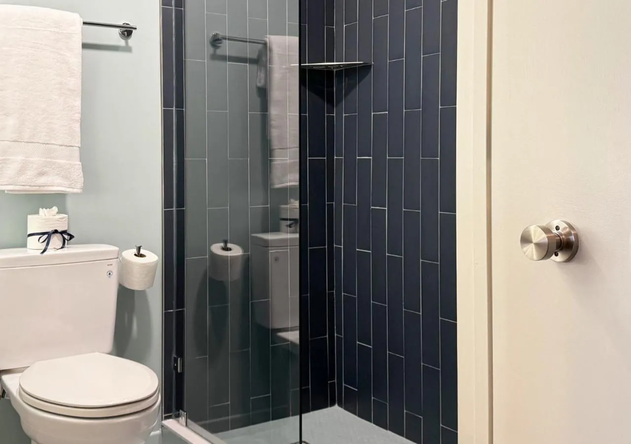 Shower in Colony House Motor Lodge