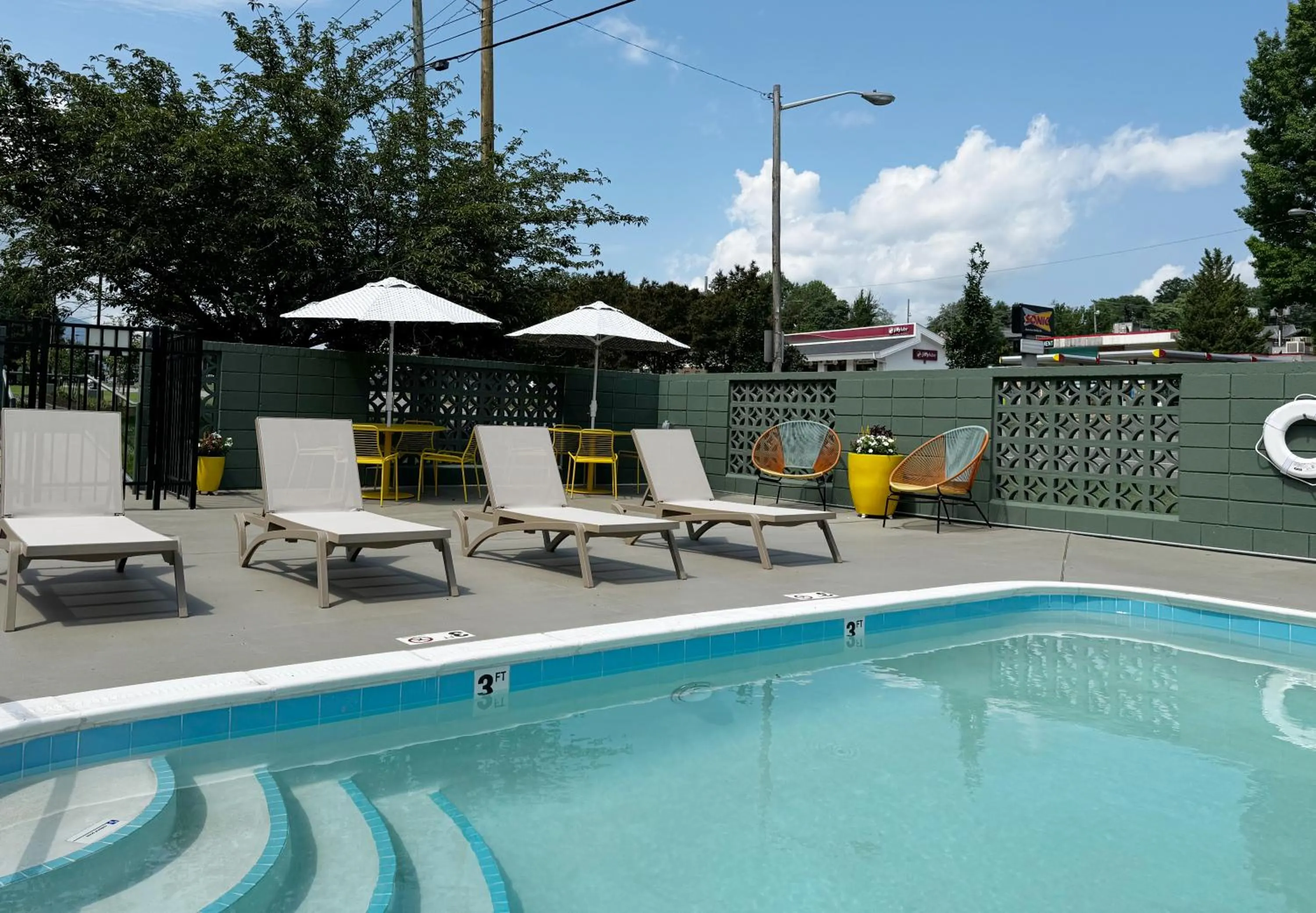 Swimming pool in Colony House Motor Lodge