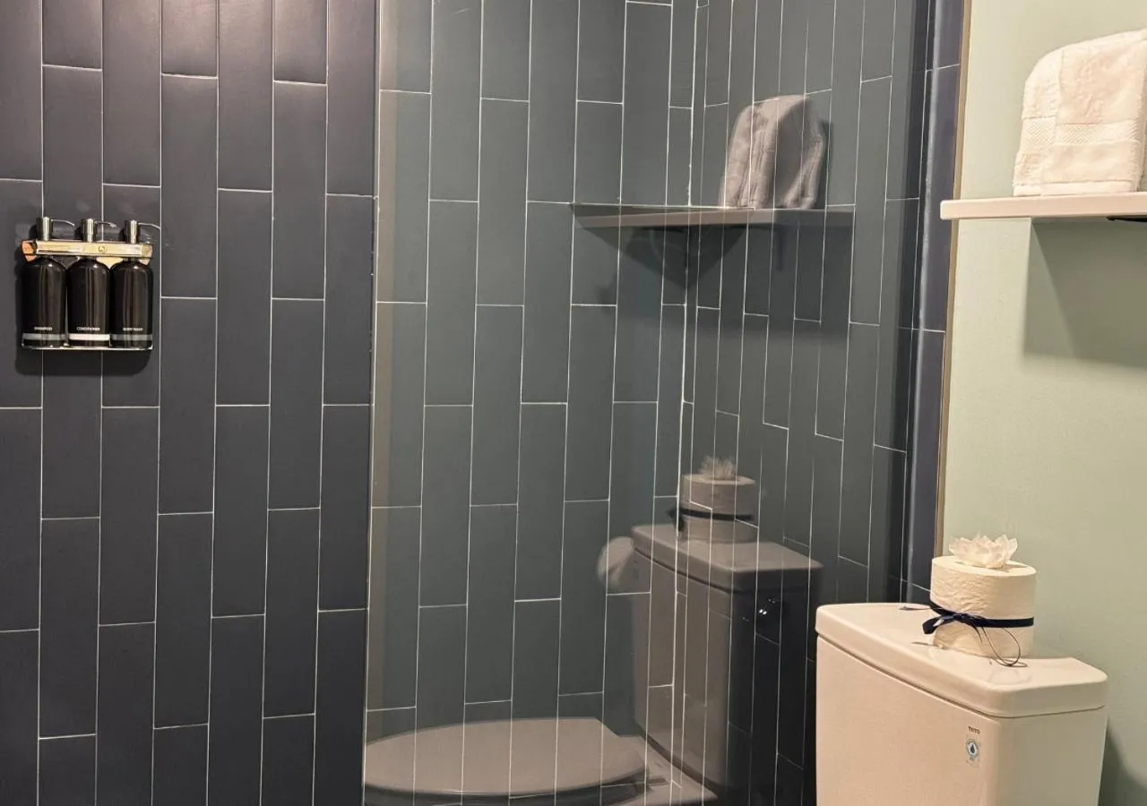 Shower in Colony House Motor Lodge