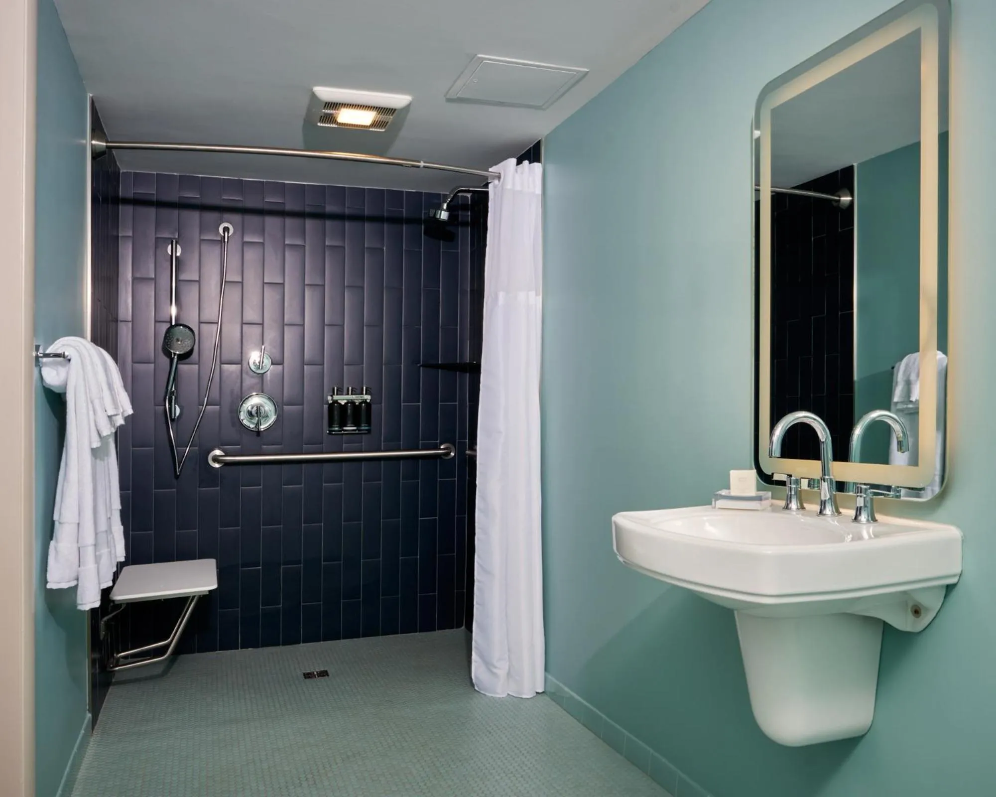 Shower in Colony House Motor Lodge