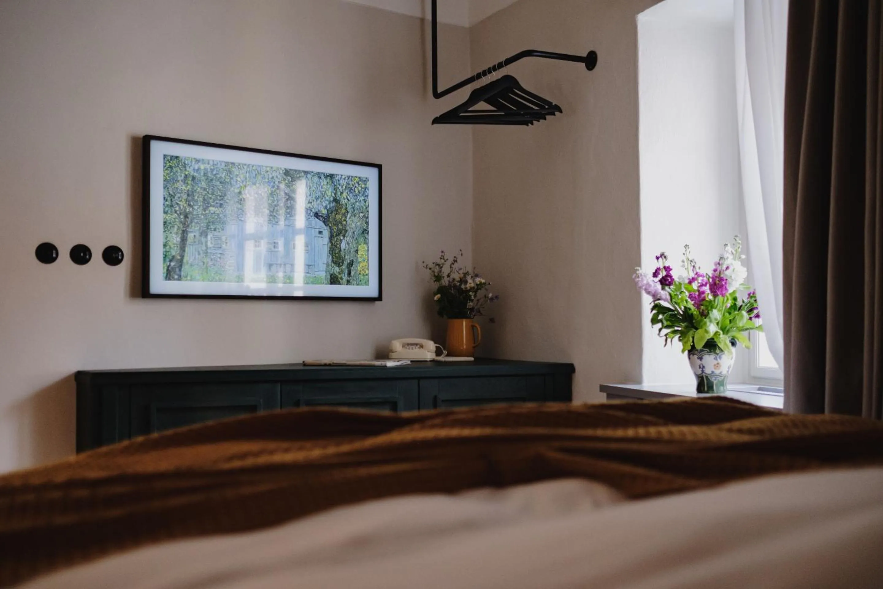 TV and multimedia, Bed in Monastery Garden Bistro & Rooms