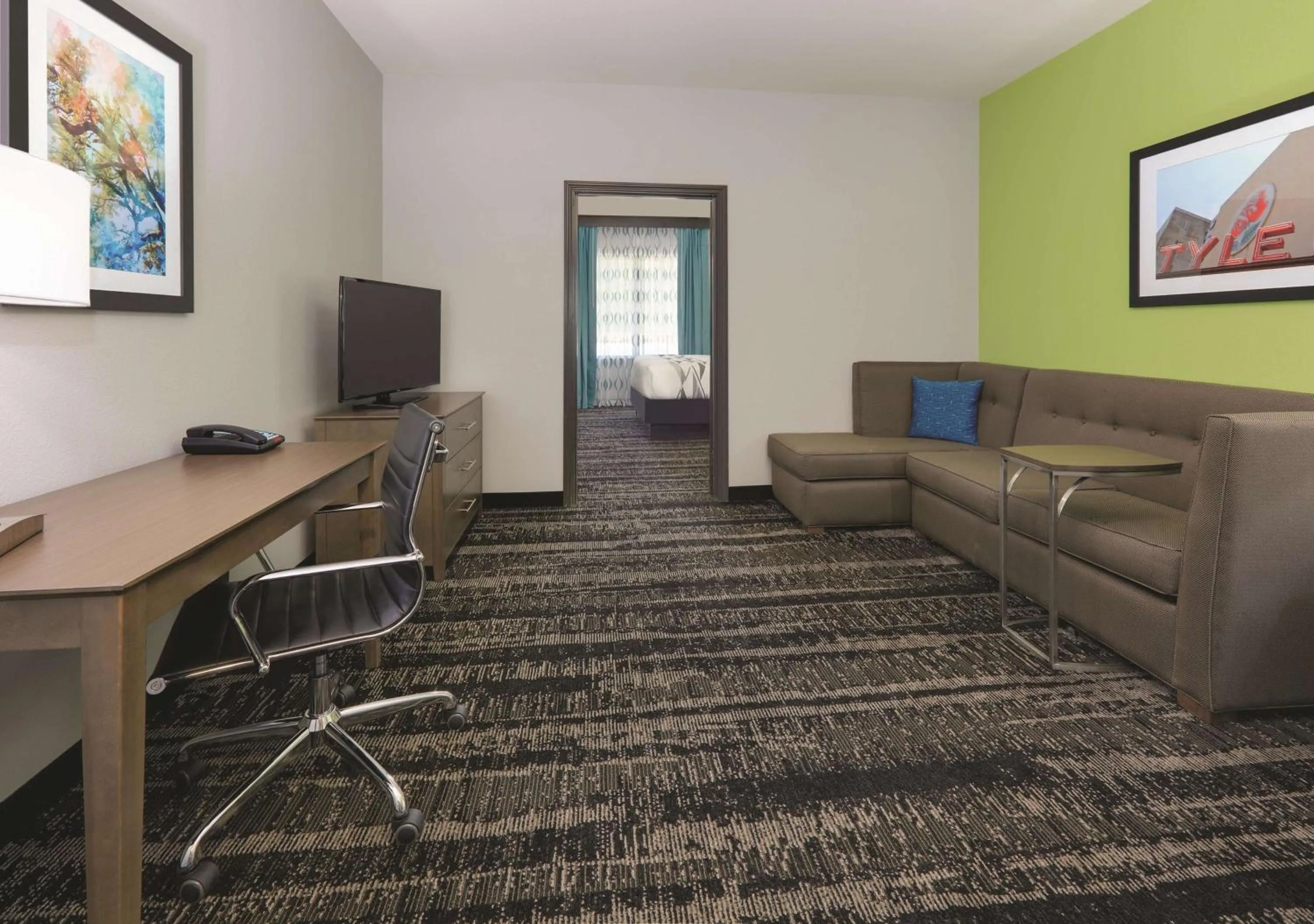 Photo of the whole room in La Quinta by Wyndham Tyler South