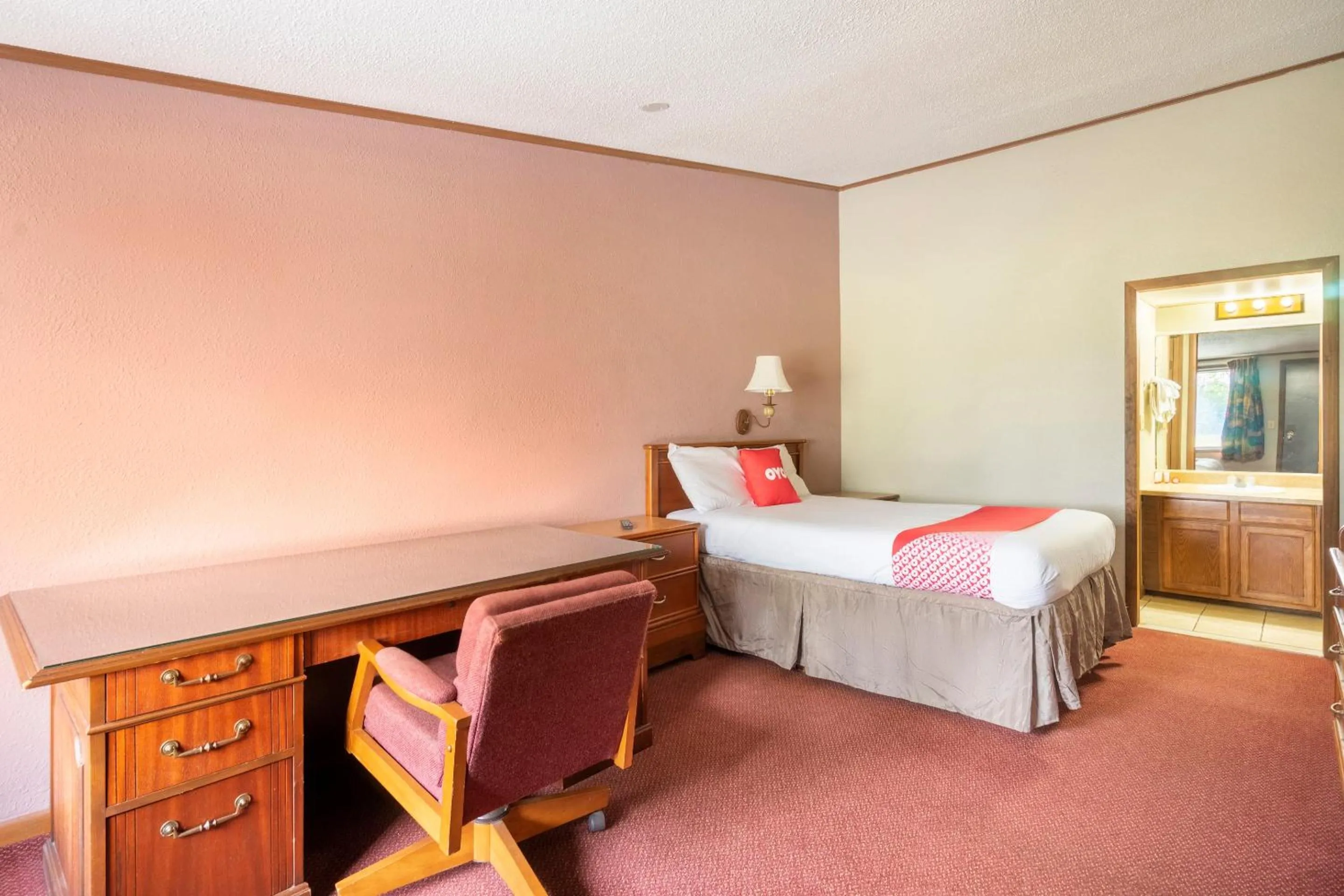 Bedroom, Bed in OYO Hotel Daleville AL Hwy 84