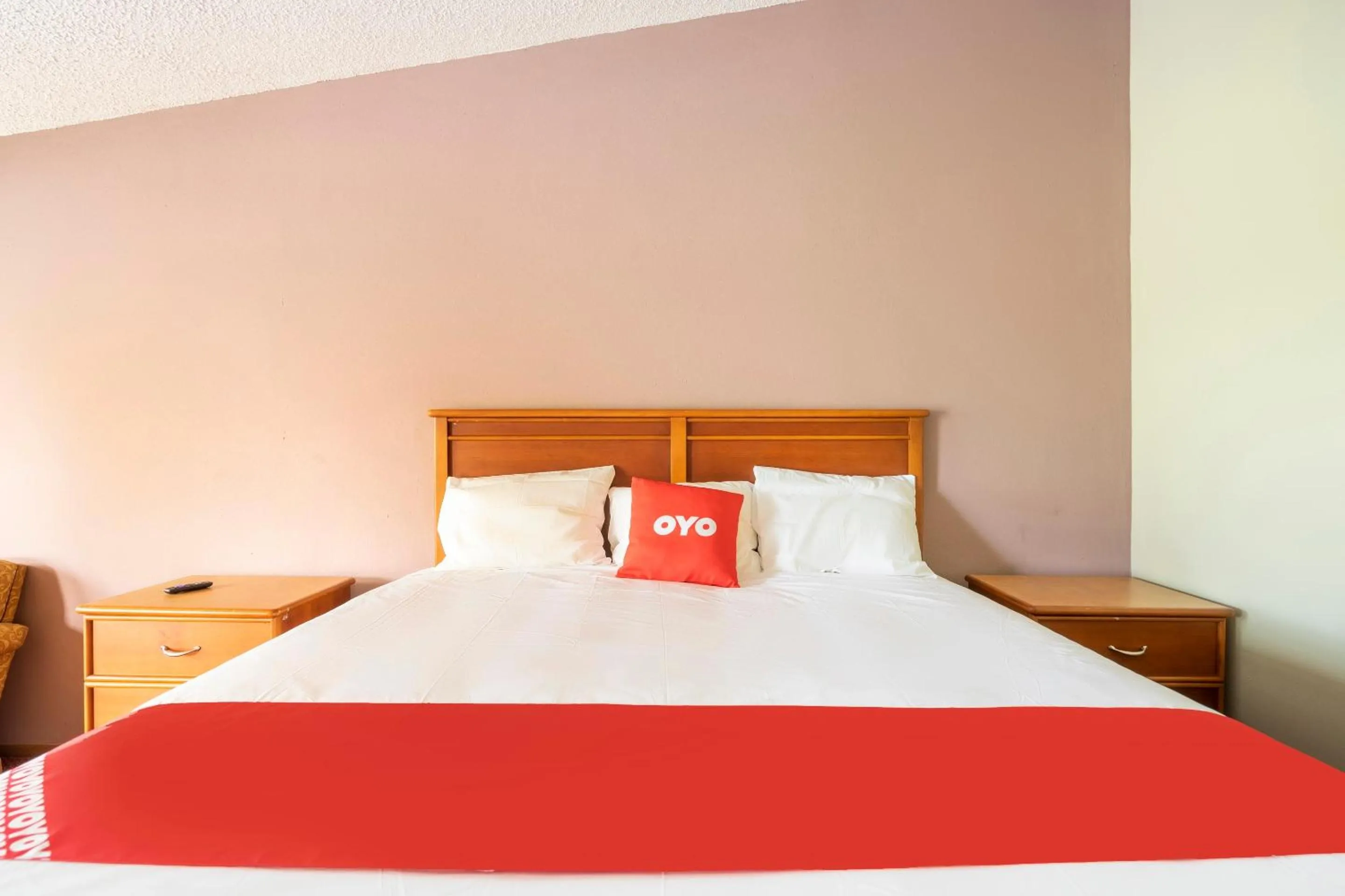 Bedroom, Bed in OYO Hotel Daleville AL Hwy 84