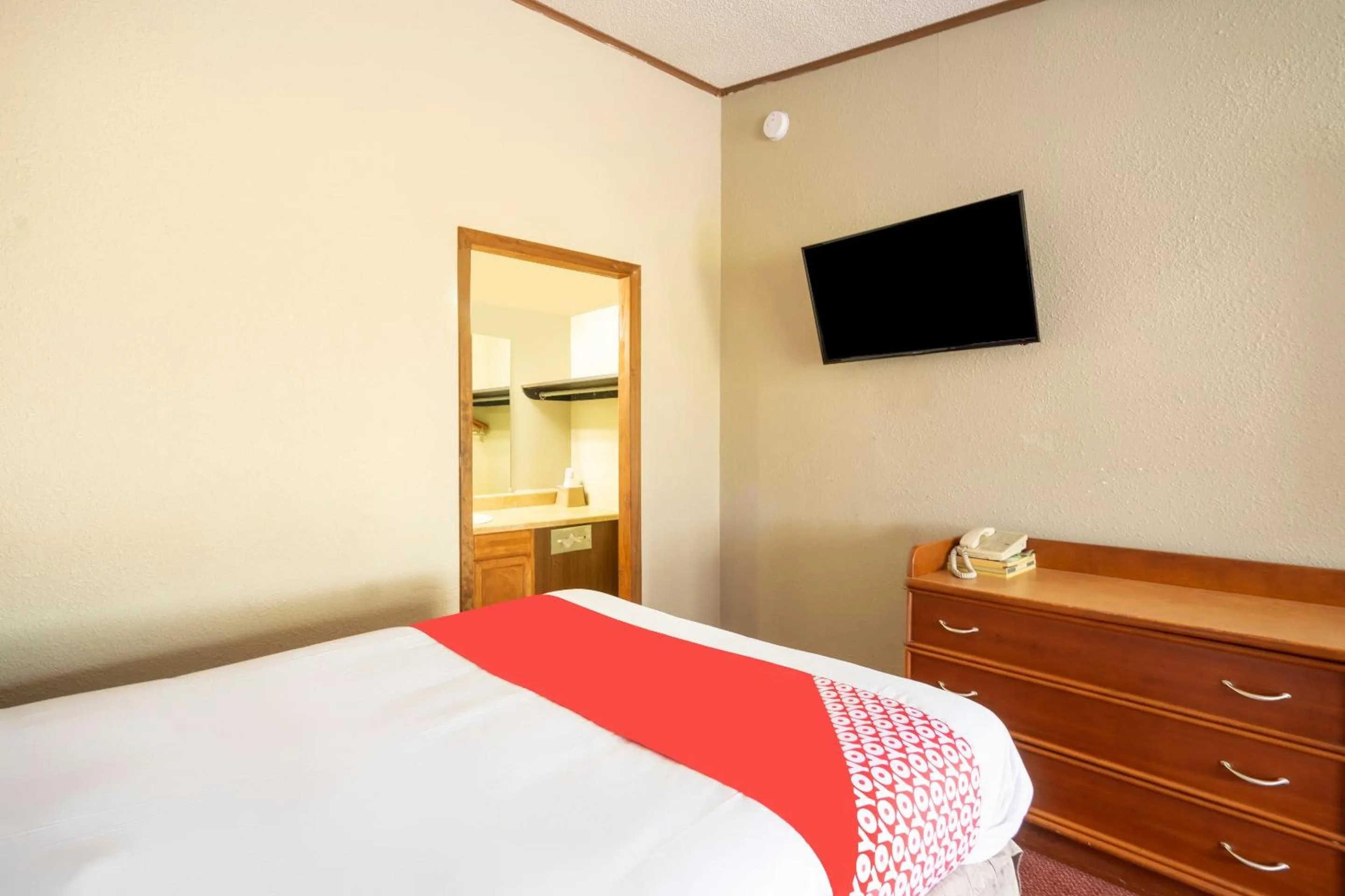 Bedroom, Bed in OYO Hotel Daleville AL Hwy 84