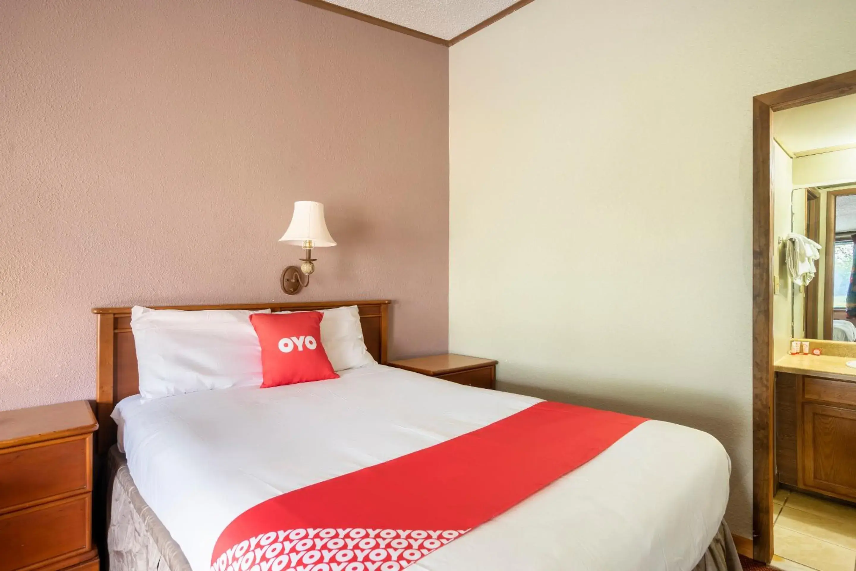 Single Room - single occupancy in OYO Hotel Daleville AL Hwy 84 Single Room - single occupancy in OYO Hotel Daleville AL Hwy 84