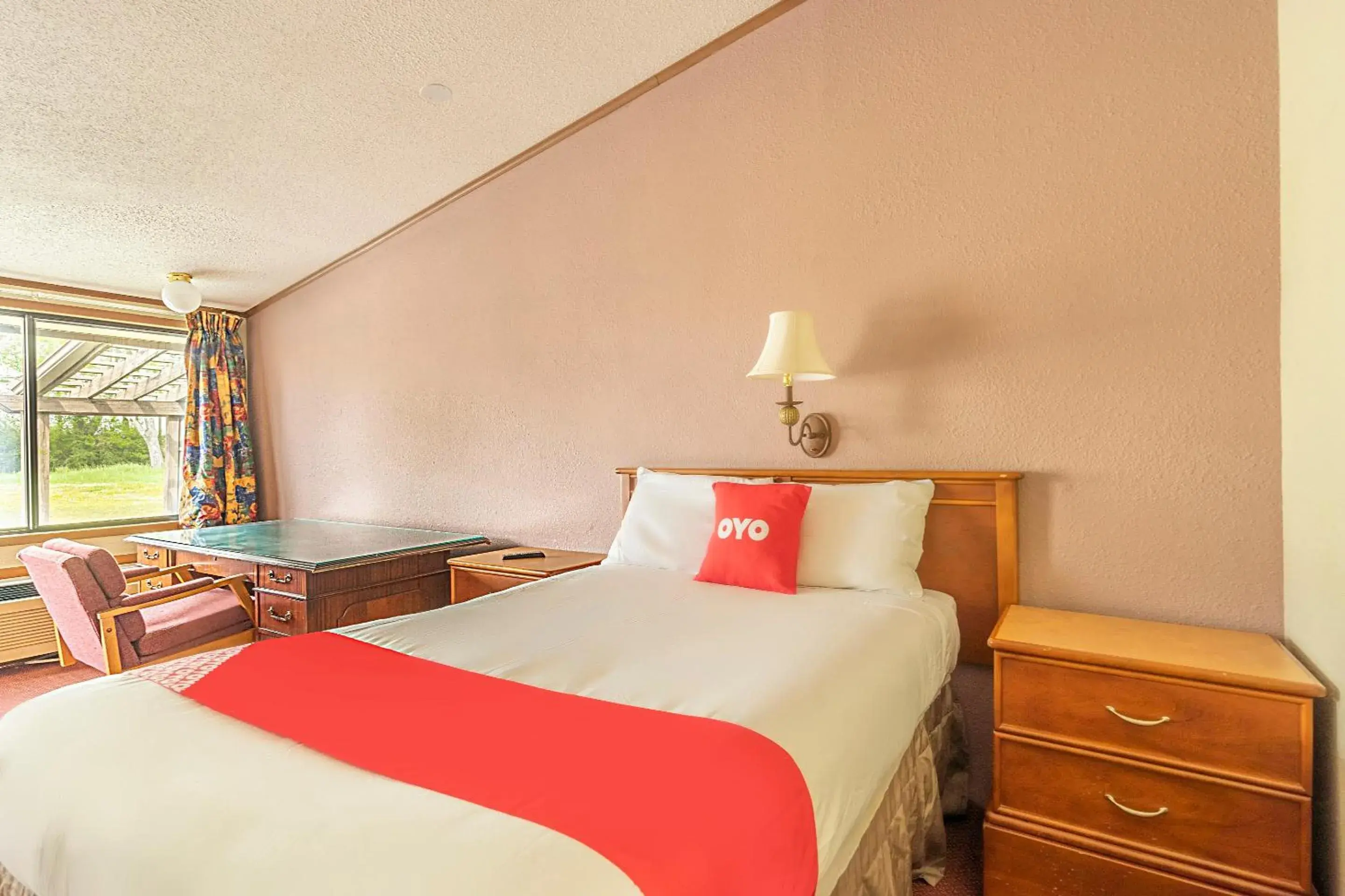 Single Room - single occupancy in OYO Hotel Daleville AL Hwy 84 Single Room - single occupancy in OYO Hotel Daleville AL Hwy 84