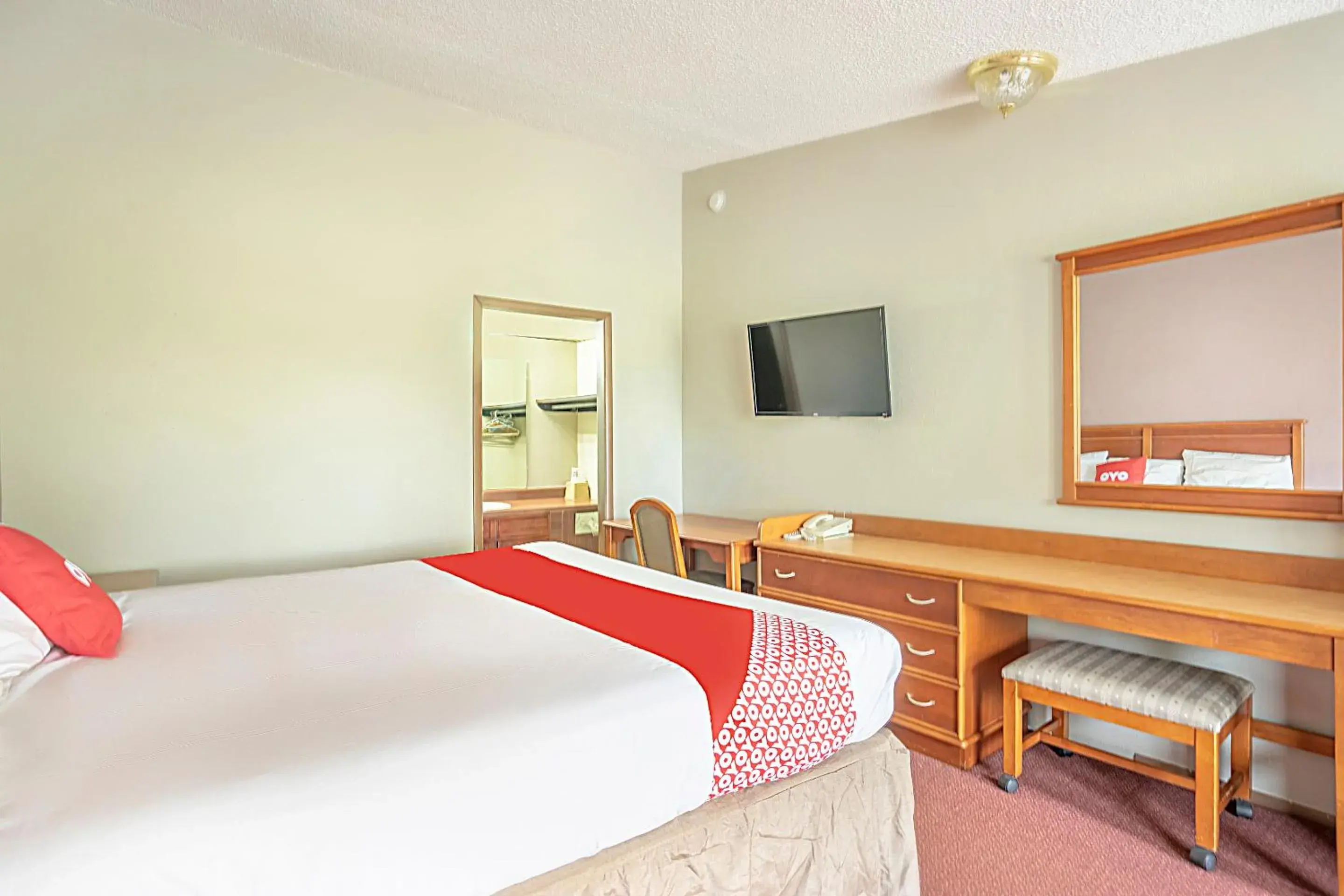 King Room in OYO Hotel Daleville AL Hwy 84 King Room in OYO Hotel Daleville AL Hwy 84