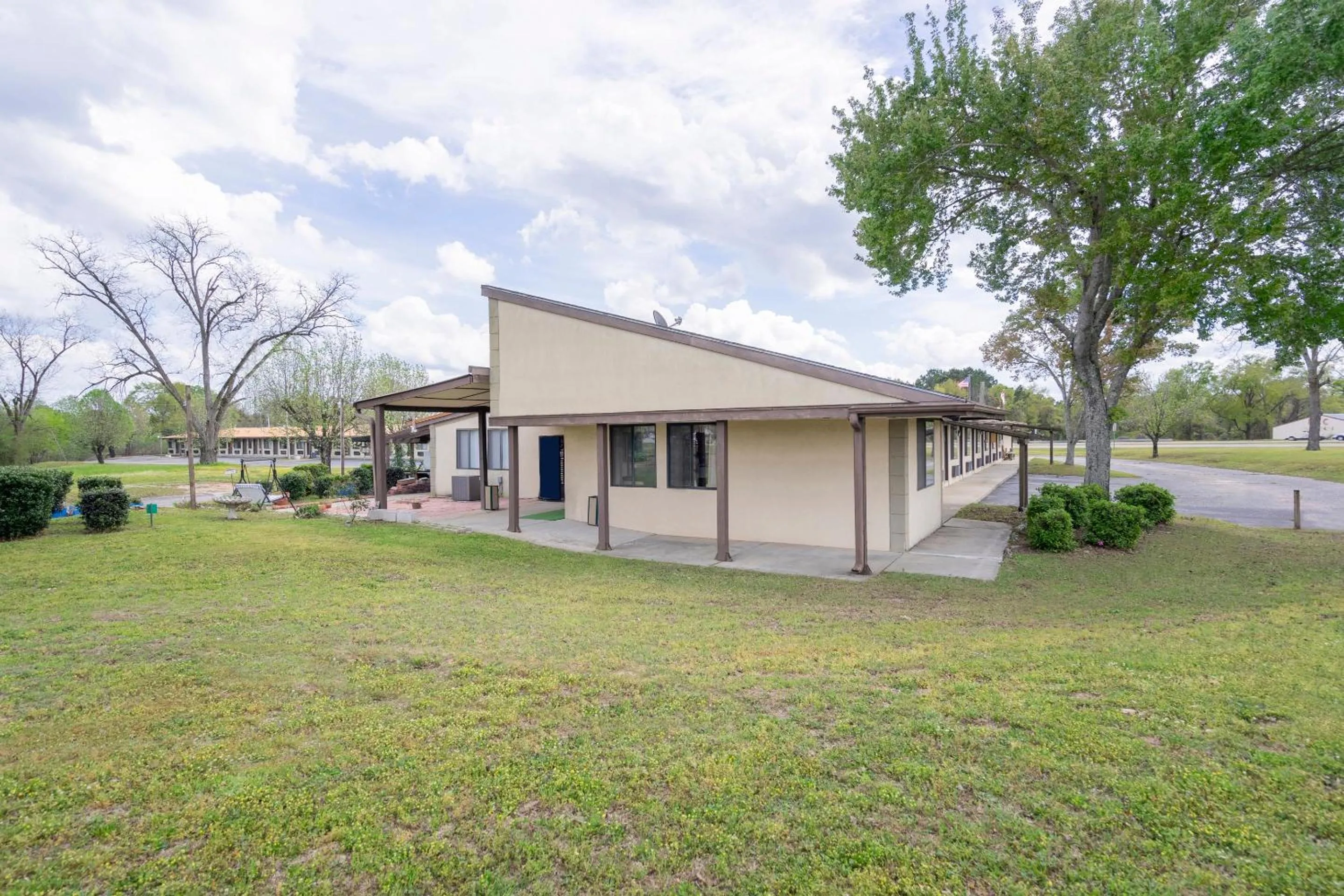 Facade/entrance in OYO Hotel Daleville AL Hwy 84