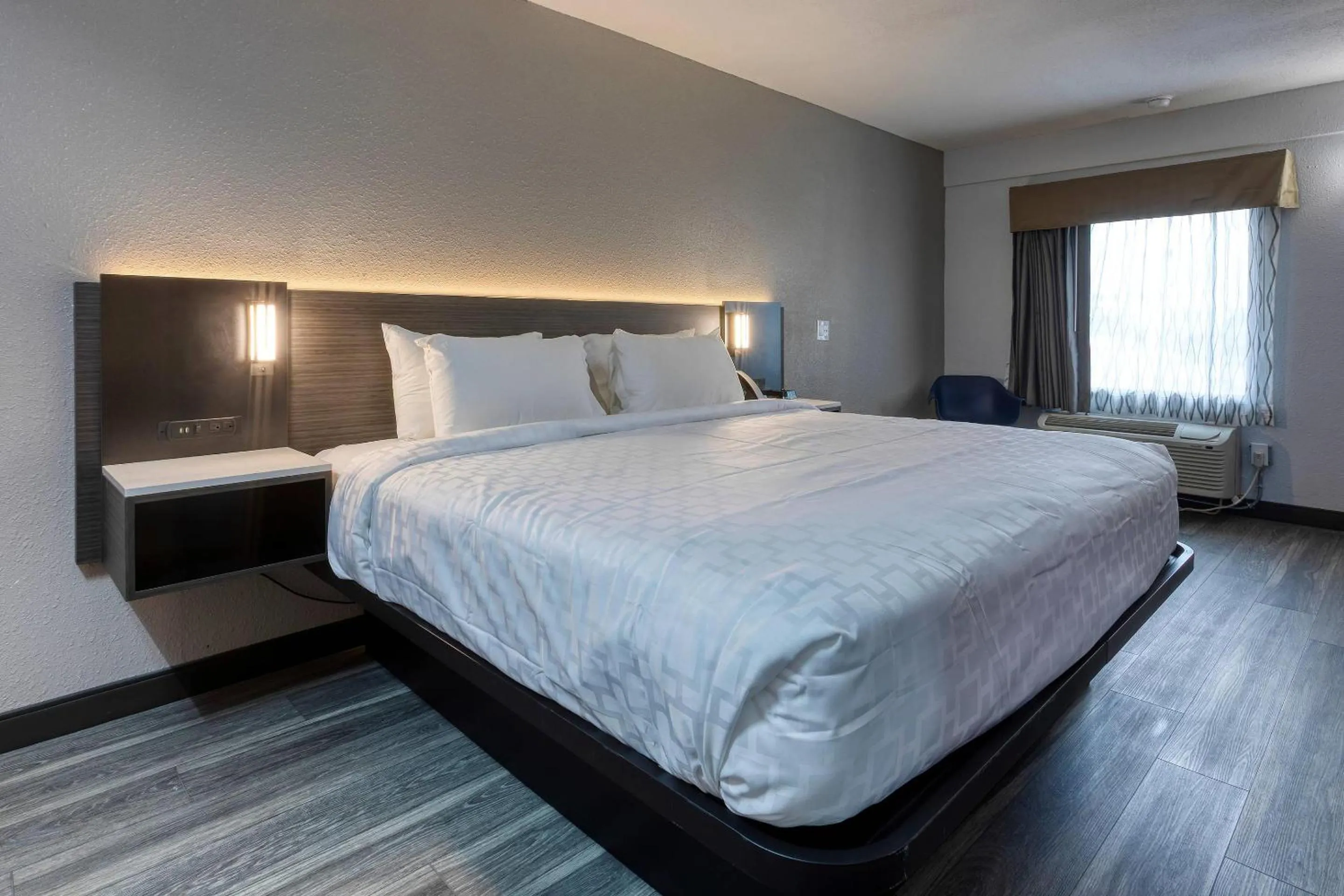 Bedroom, Bed in Clarion Pointe Decatur Downtown