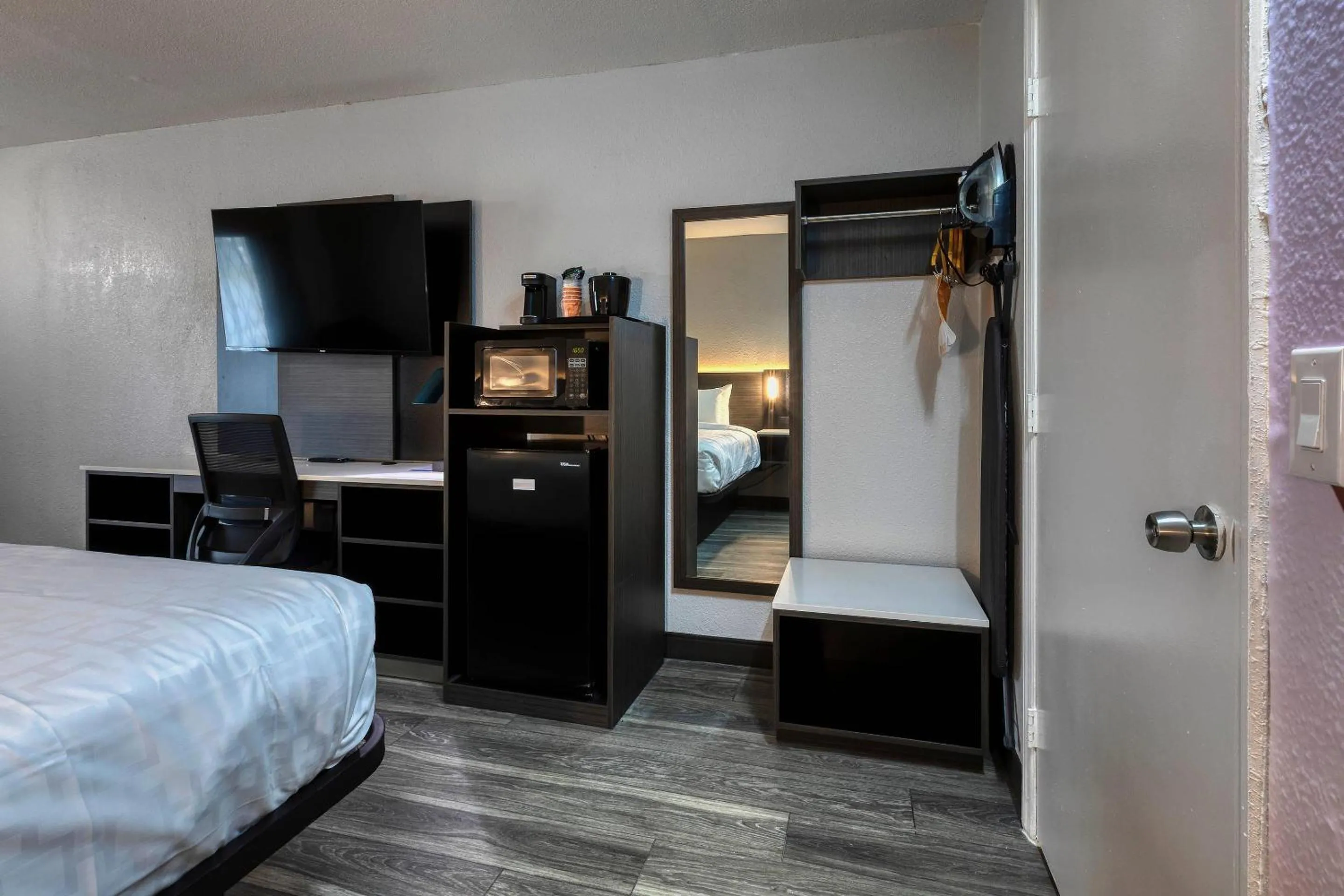 Bedroom, Bed in Clarion Pointe Decatur Downtown