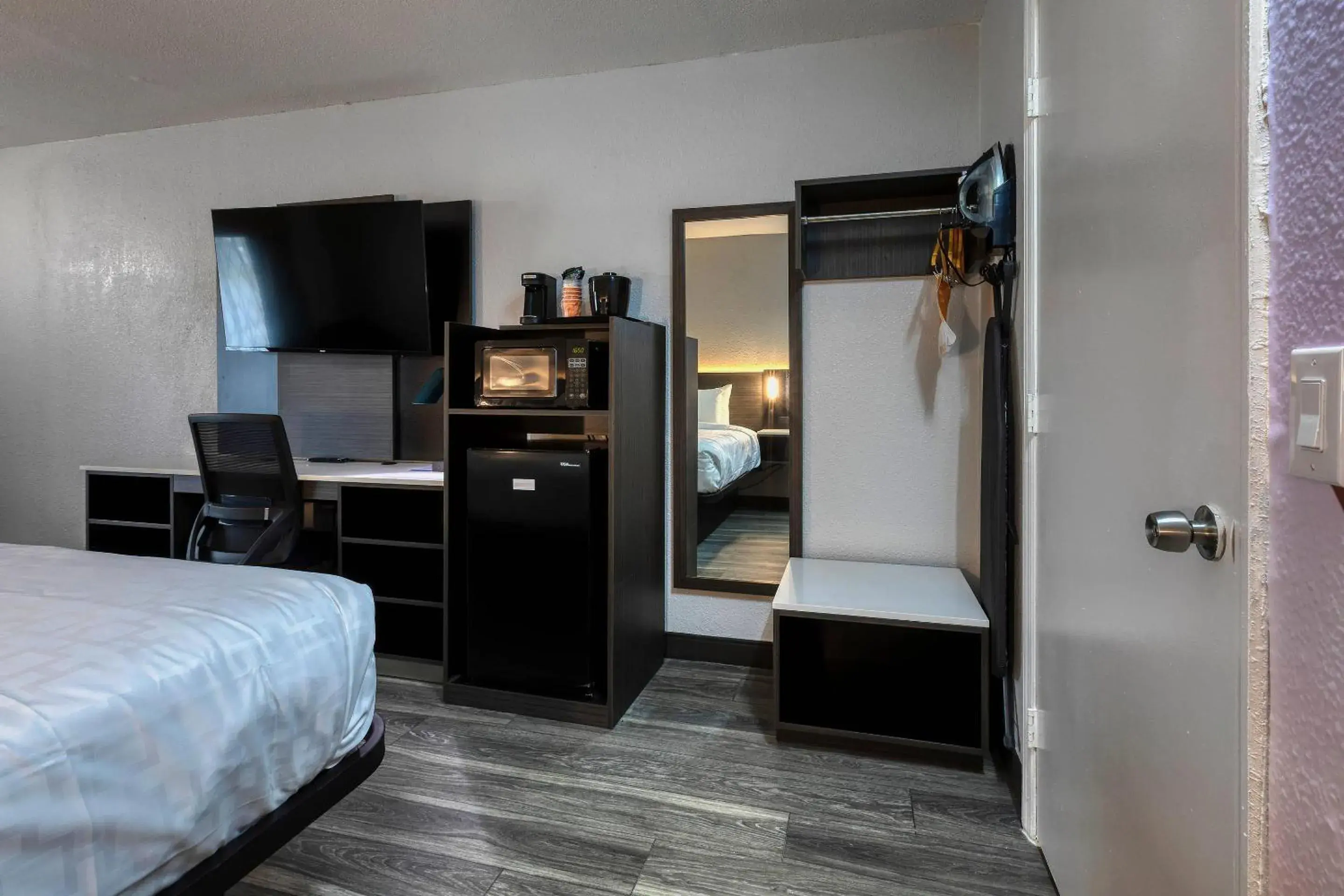 Bedroom in Clarion Pointe Decatur Downtown Bedroom in Clarion Pointe Decatur Downtown