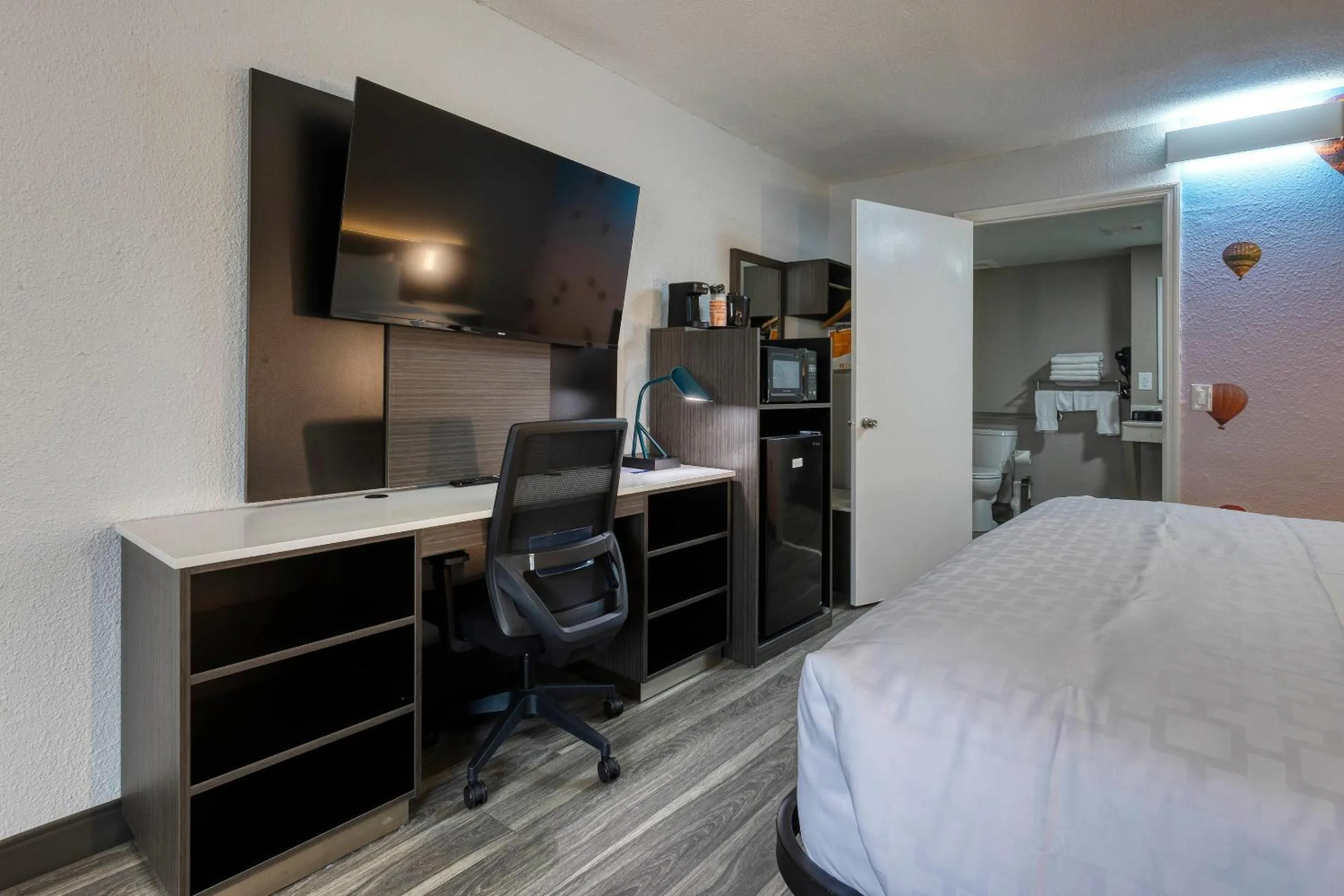 Bedroom, Bed in Clarion Pointe Decatur Downtown