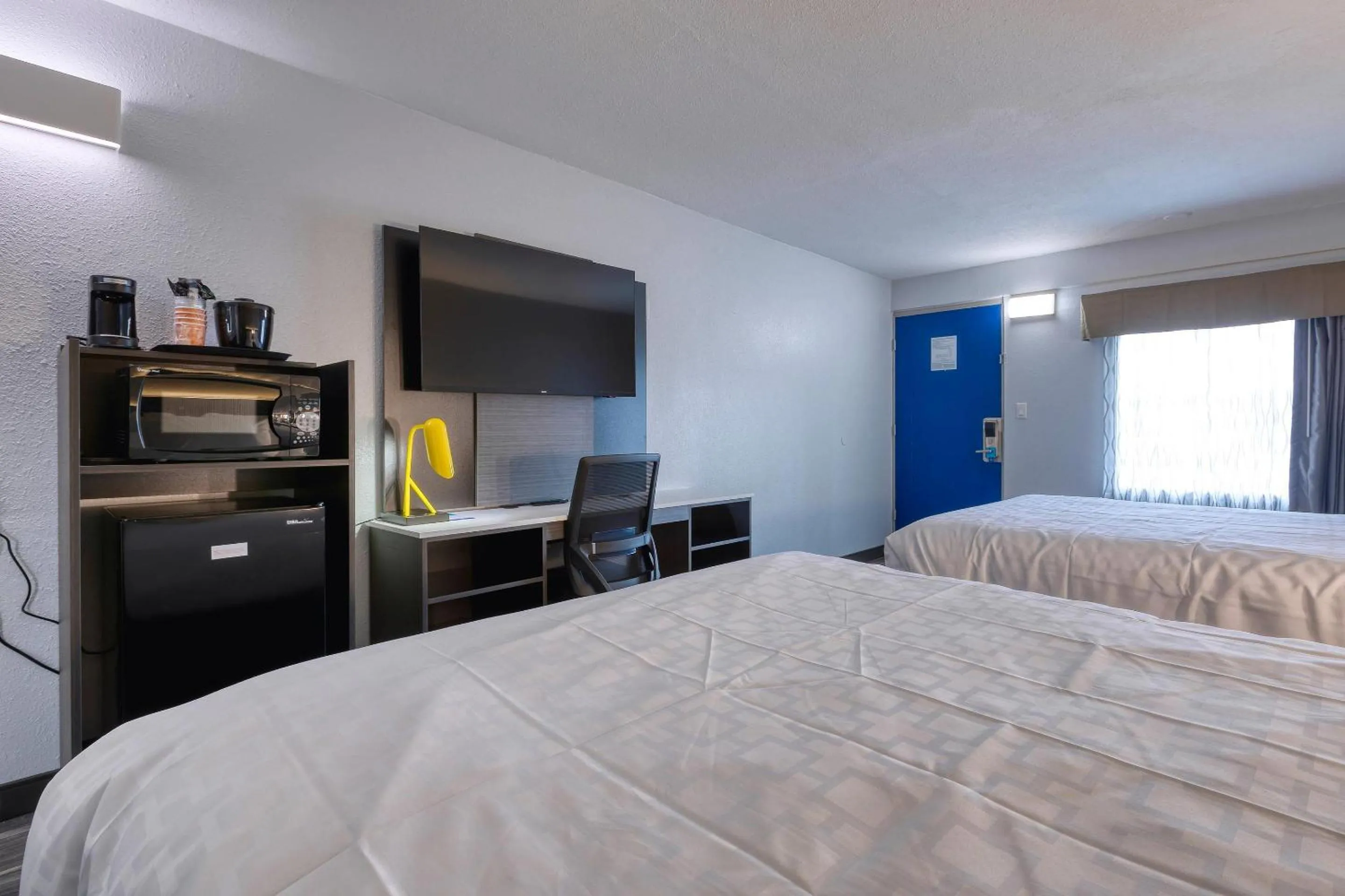 Bedroom, Bed in Clarion Pointe Decatur Downtown