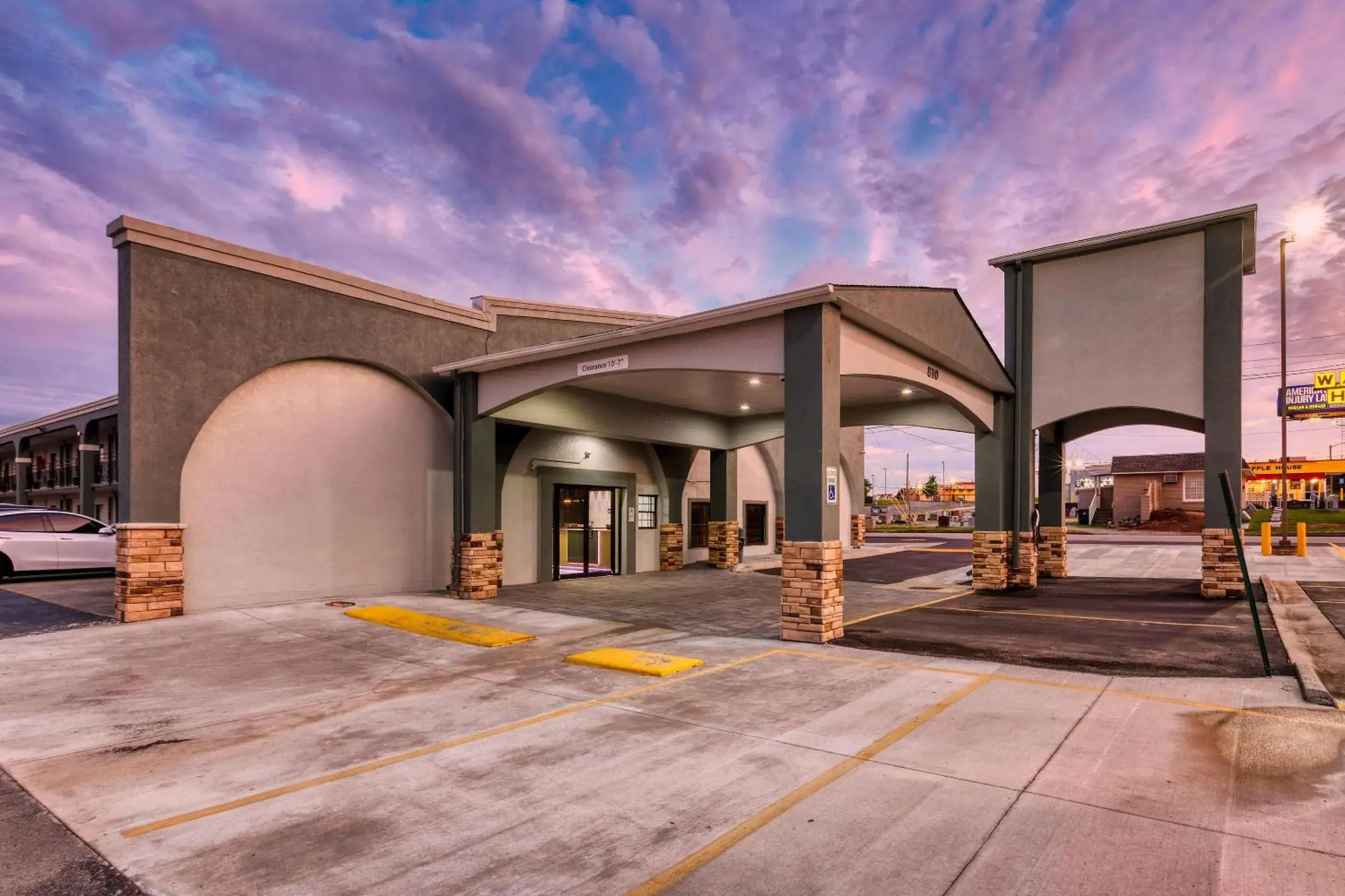 Property building in Clarion Pointe Decatur Downtown Property building in Clarion Pointe Decatur Downtown