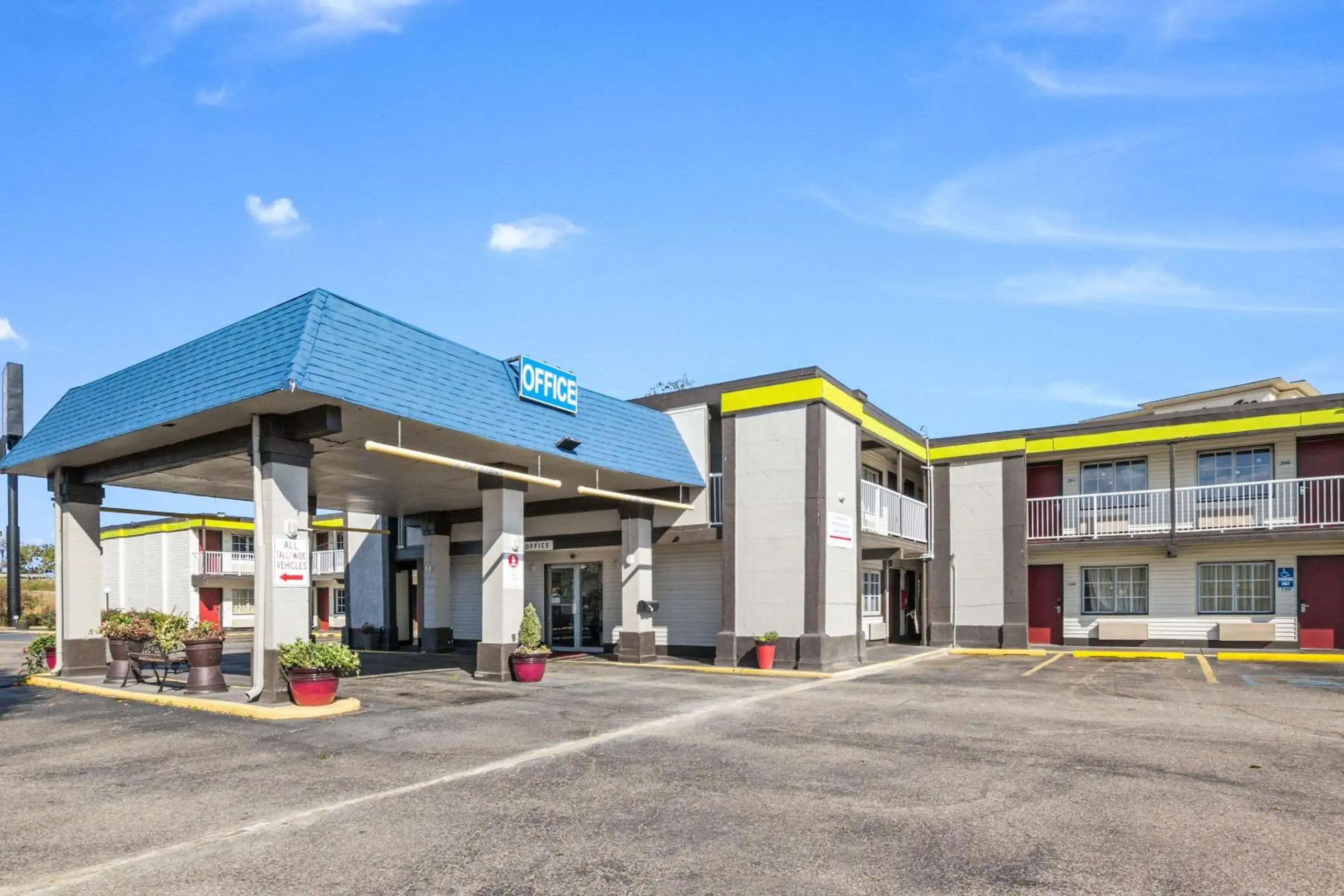 Property Building in Econo Lodge Inn & Suites