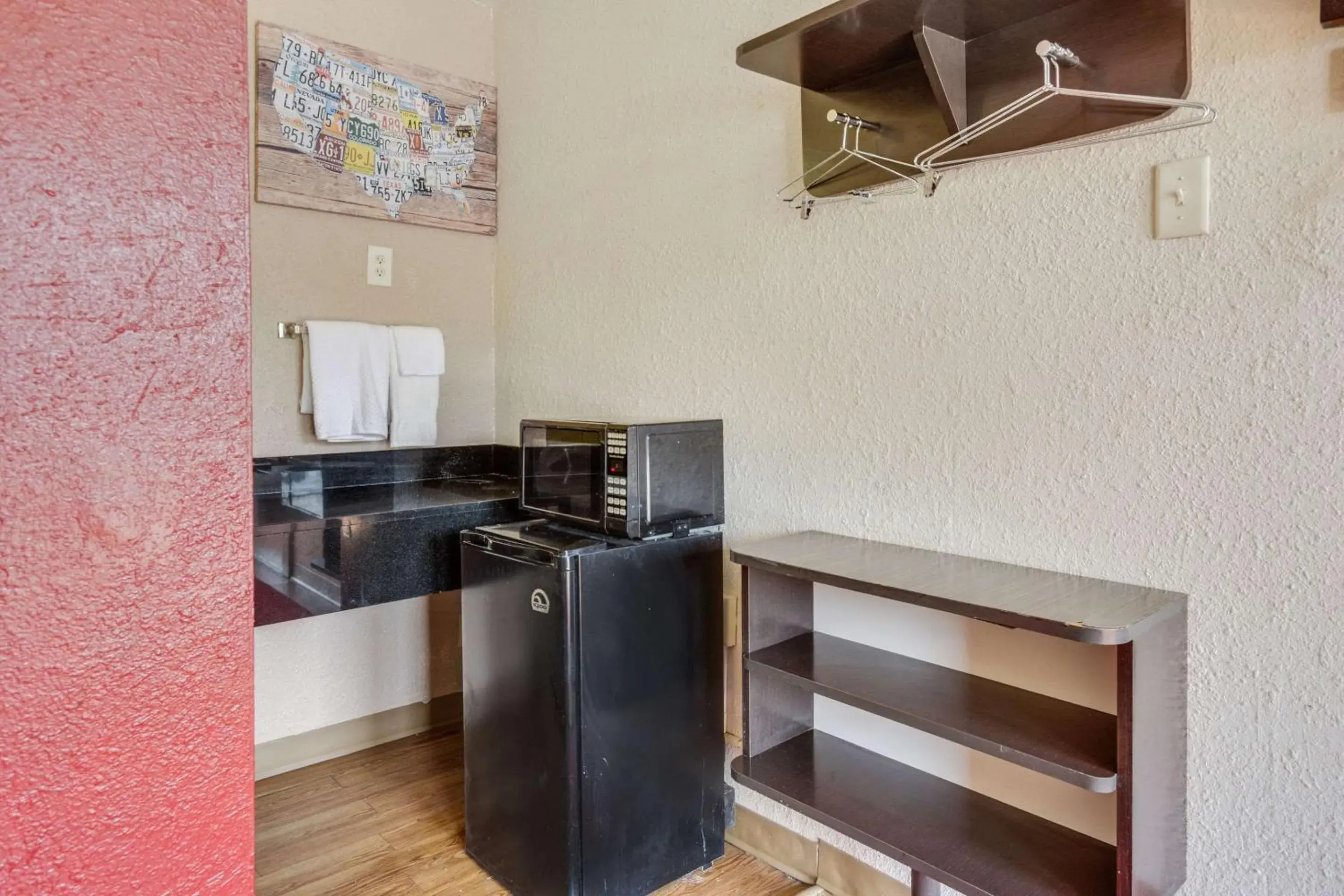 Photo of the whole room, Kitchen/Kitchenette in Econo Lodge Inn & Suites