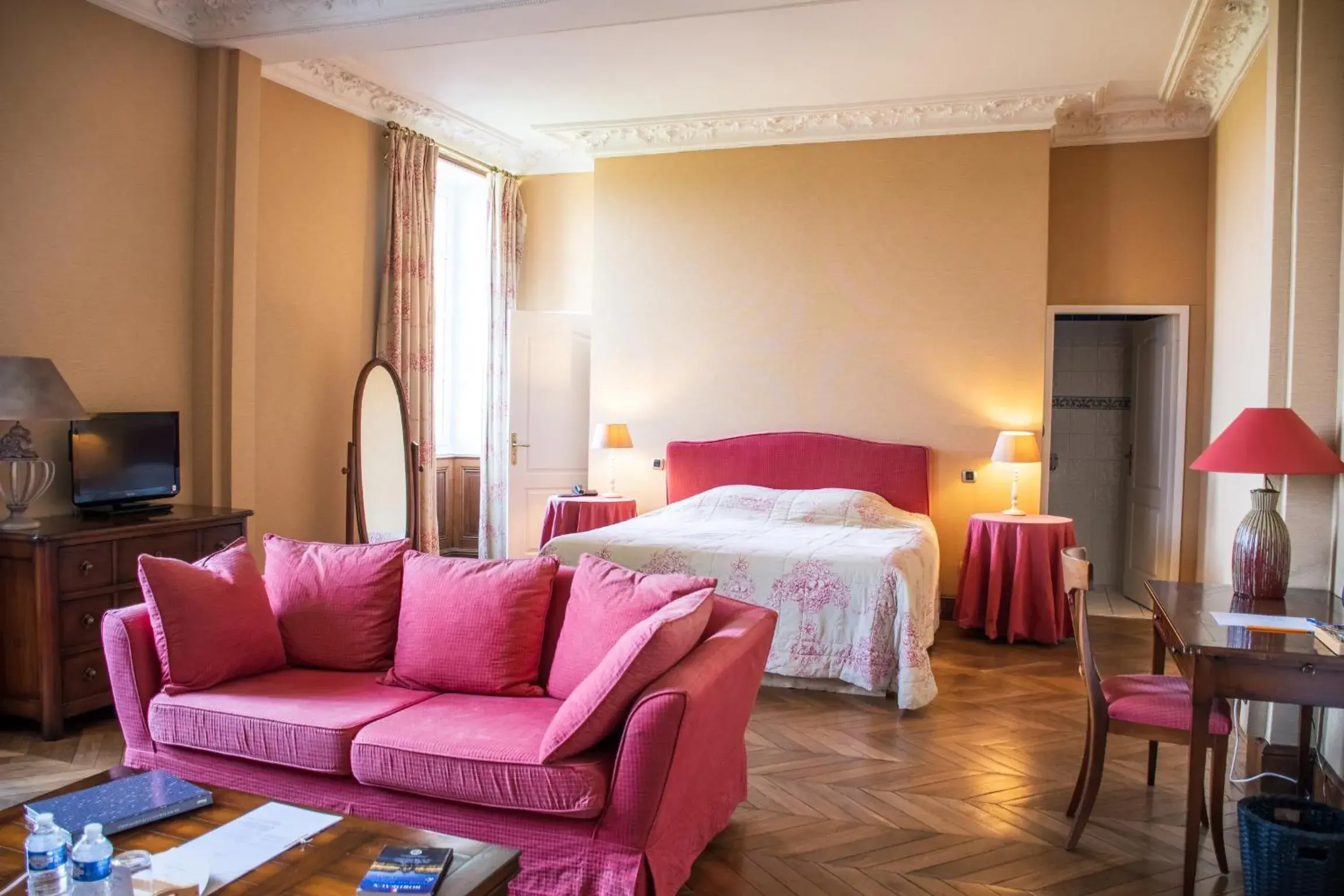 Deluxe Double Room in Les Chambres d'Arche, Château d'Arche, Grand Cru Classé de Sauternes Deluxe Double Room in Les Chambres d'Arche, Château d'Arche, Grand Cru Classé de Sauternes
