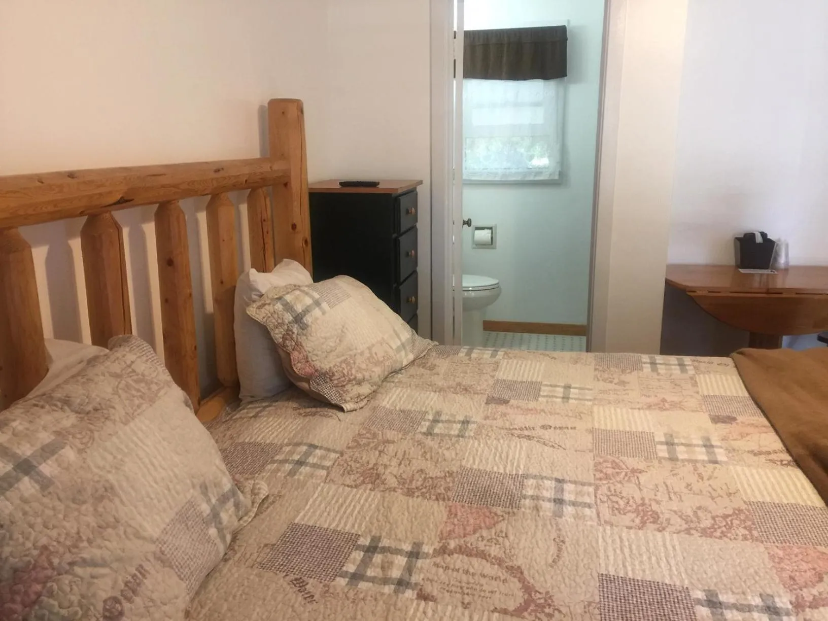 Bedroom in Dunsmuir Lodge